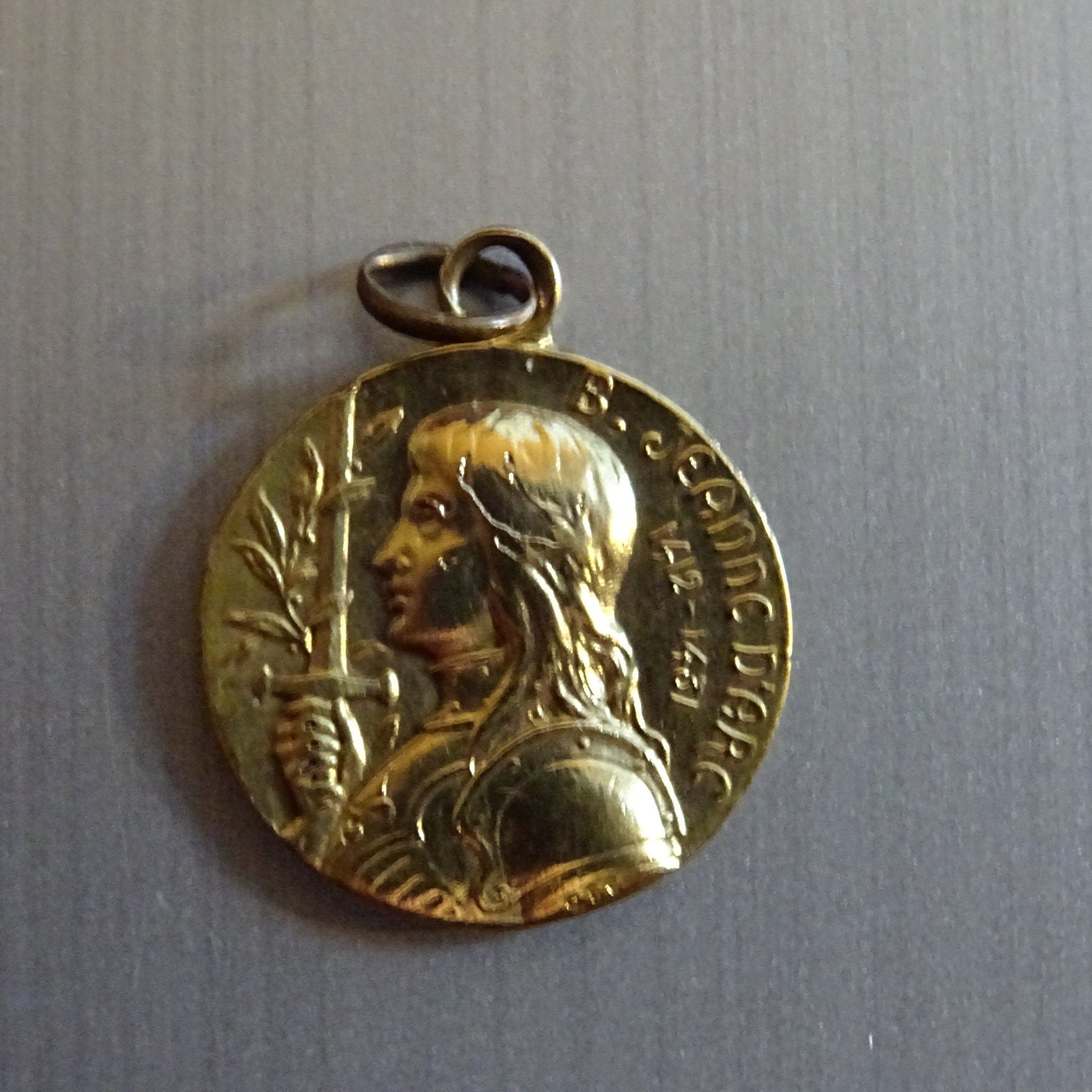 Sainte Jeanne d'arc - Sainte d'arc. Vintage Français Médaillon d'or Pendentif Holy Charm B 917
