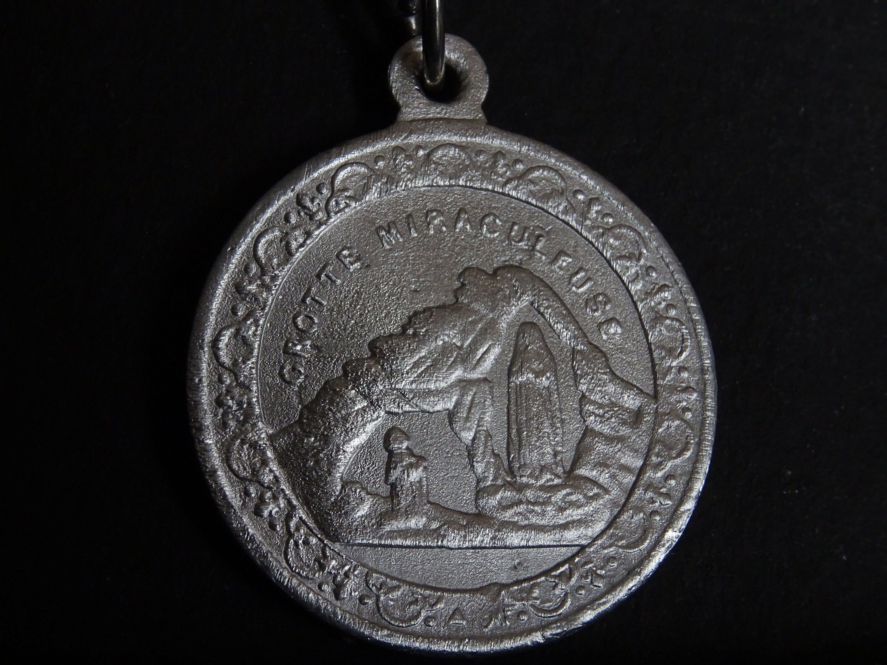 Grotte de Lourdes Lieu Des Apparitions Du Médaillon La Vierge Marie Pendent Medaille Saint Charme