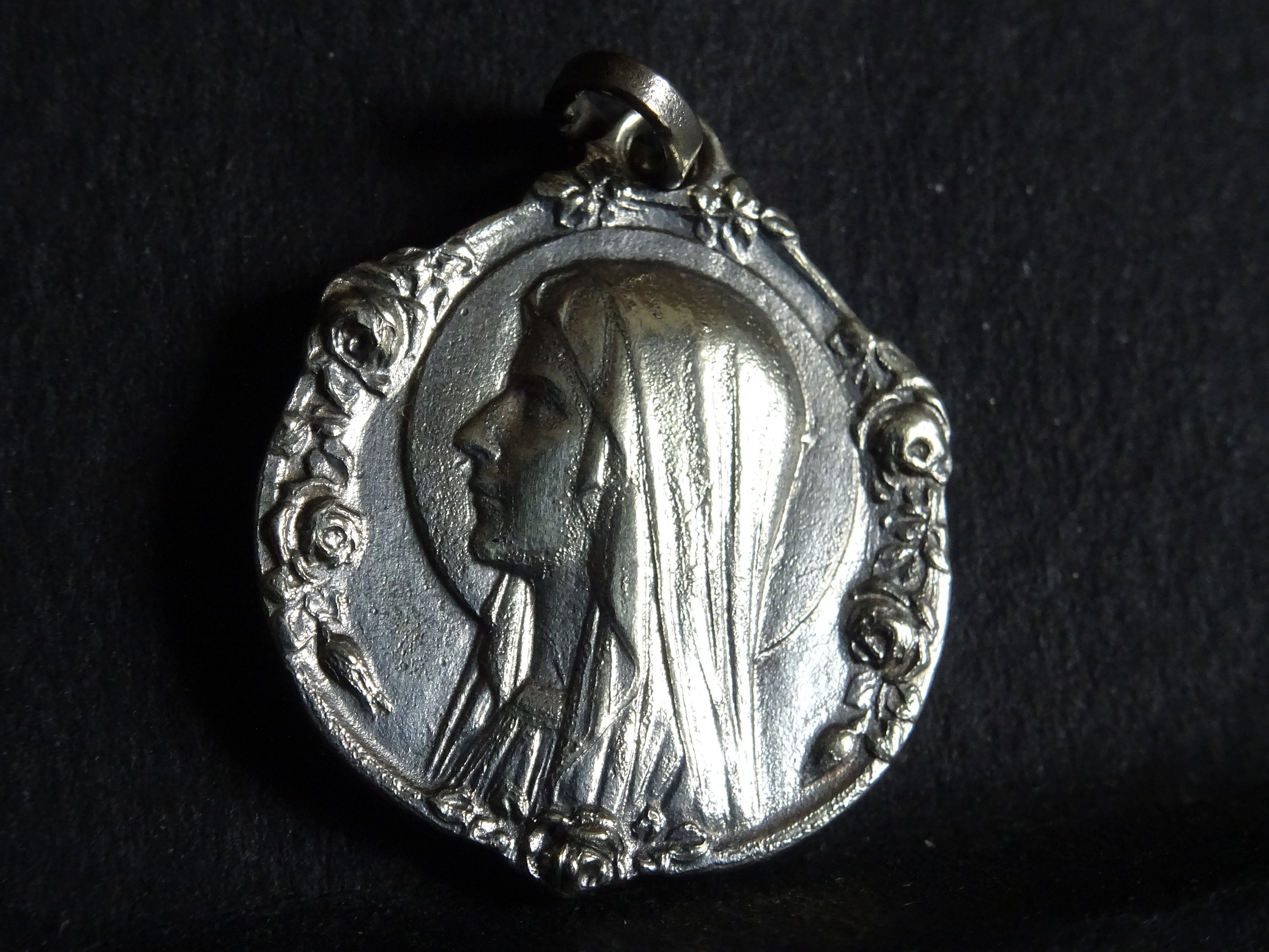 Grotte de Lourdes Lieu Des Apparitions Du Médaillon La Vierge Marie Pendent Medaille Saint Charme