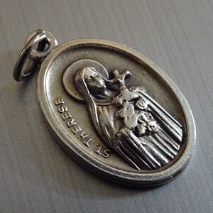 Saint Therese patron saint of missions and of florists. Silver medal medallion pendent medaille Holy Charm