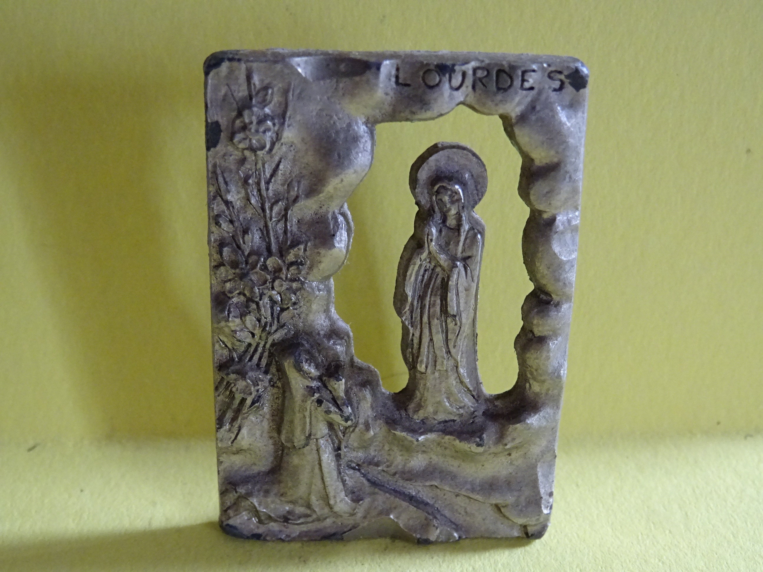 Grotte de Lourdes Lieu Des Apparitions La Vierge Marie. sur Un Stand Statue. Autel Voyage P 944