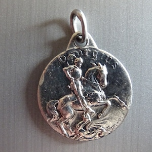 Saint Georges est le saint patron de l’Angleterre antique Holy Charm médaille Charm Pendent medaille P 953