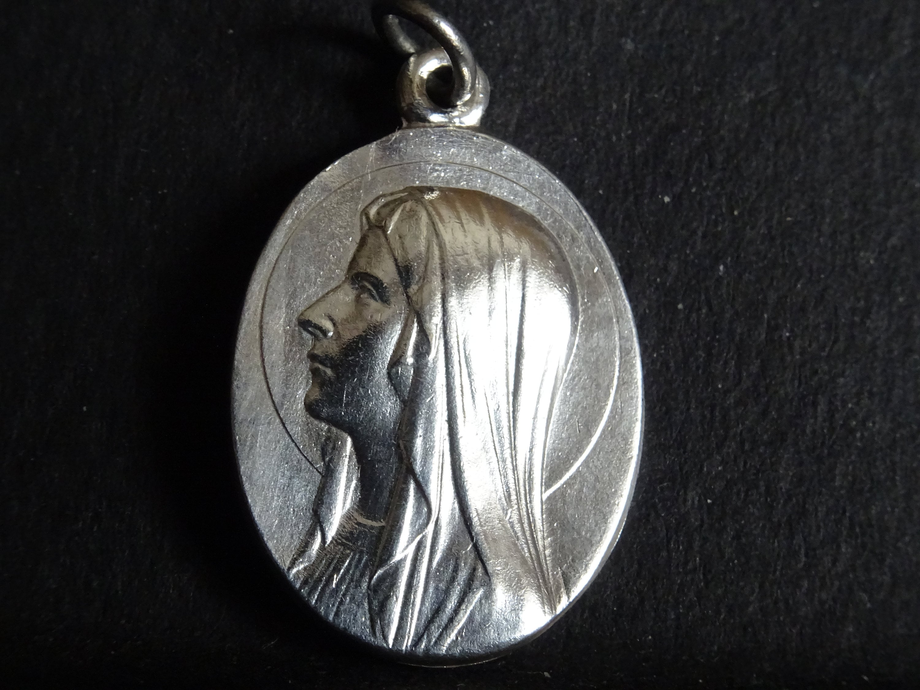 Grotte de Lourdes Lieu Des Apparitions Du Médaillon La Vierge Marie Pendent Medaille Saint Charme