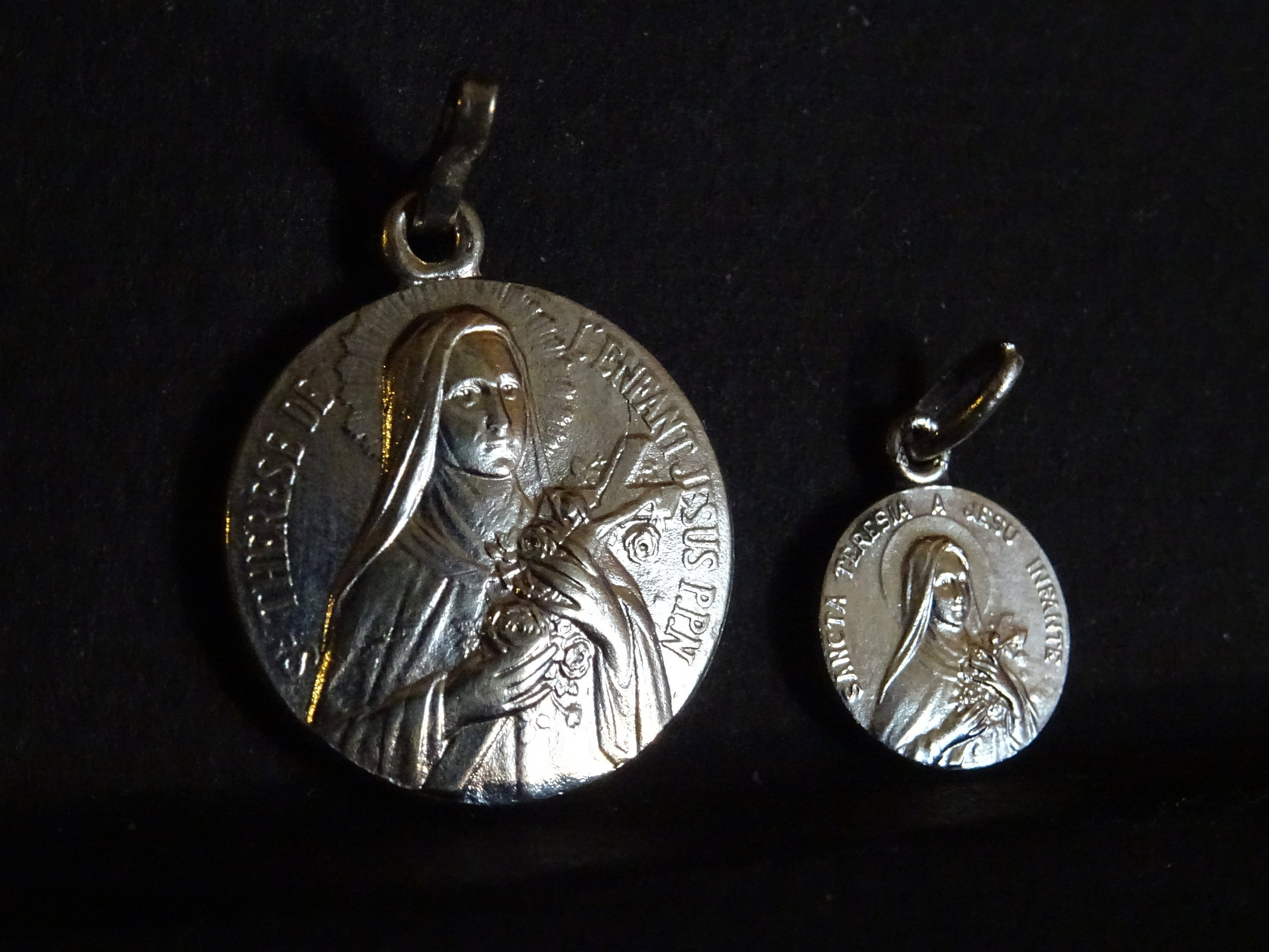 Lot 2 St Therese Vintage Français Médaille d'argent Holy Charm Pendentif Médaille Medaille T 3