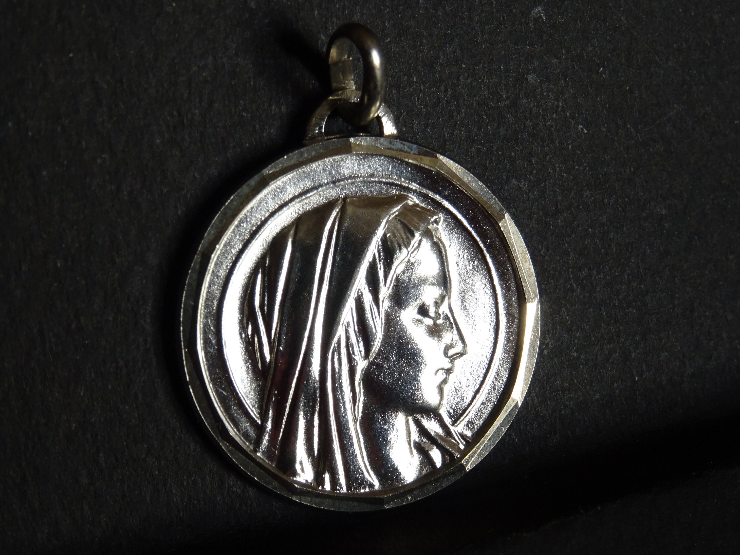 Grand Millésime Français Lourdes Medal Pendant Silver Plated Pendentif Saint Charme Médaillon Médail