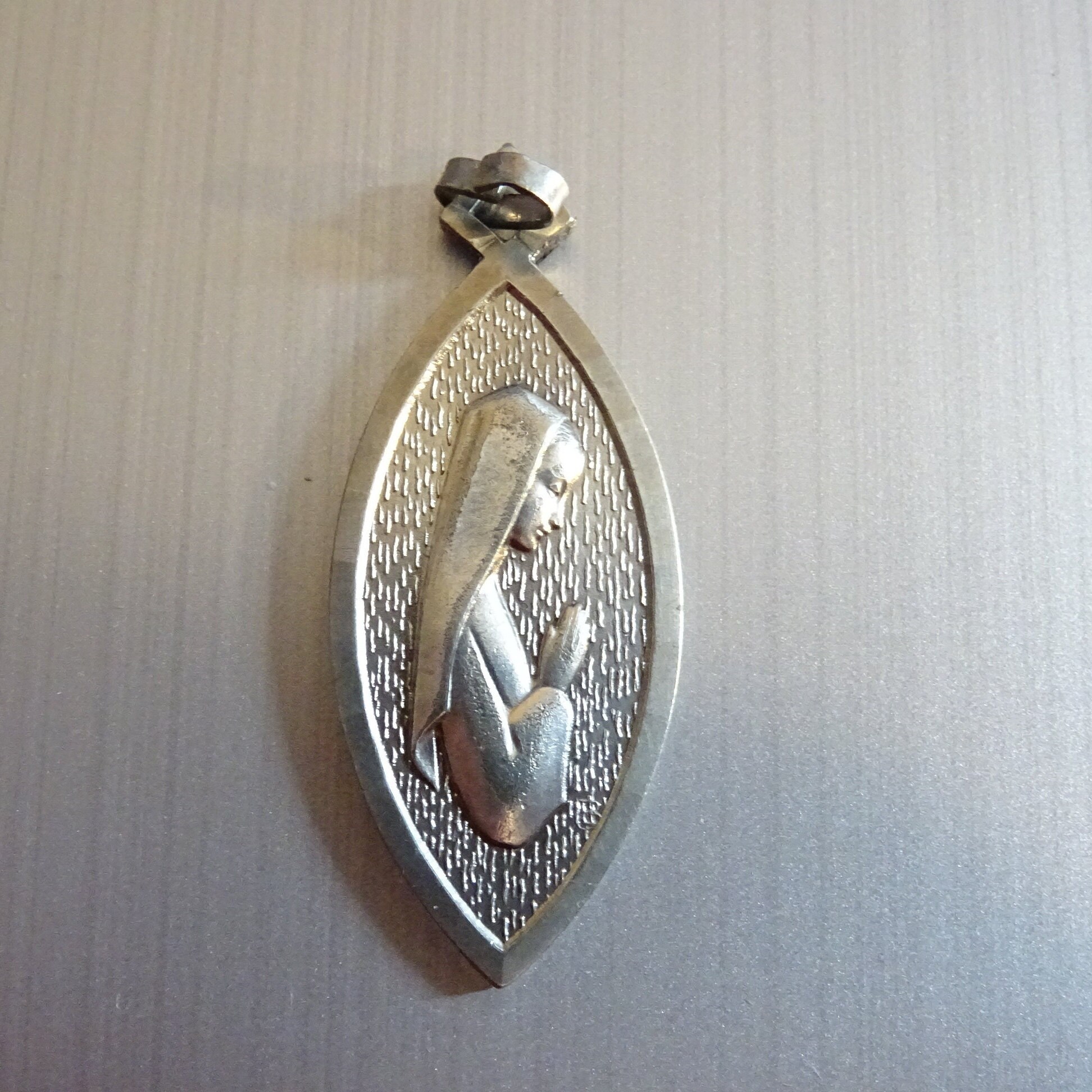 Grotte de Lourdes Les Apparitions La Vierge Marie. Médaille Médaillon Pendente Saint Charme B486