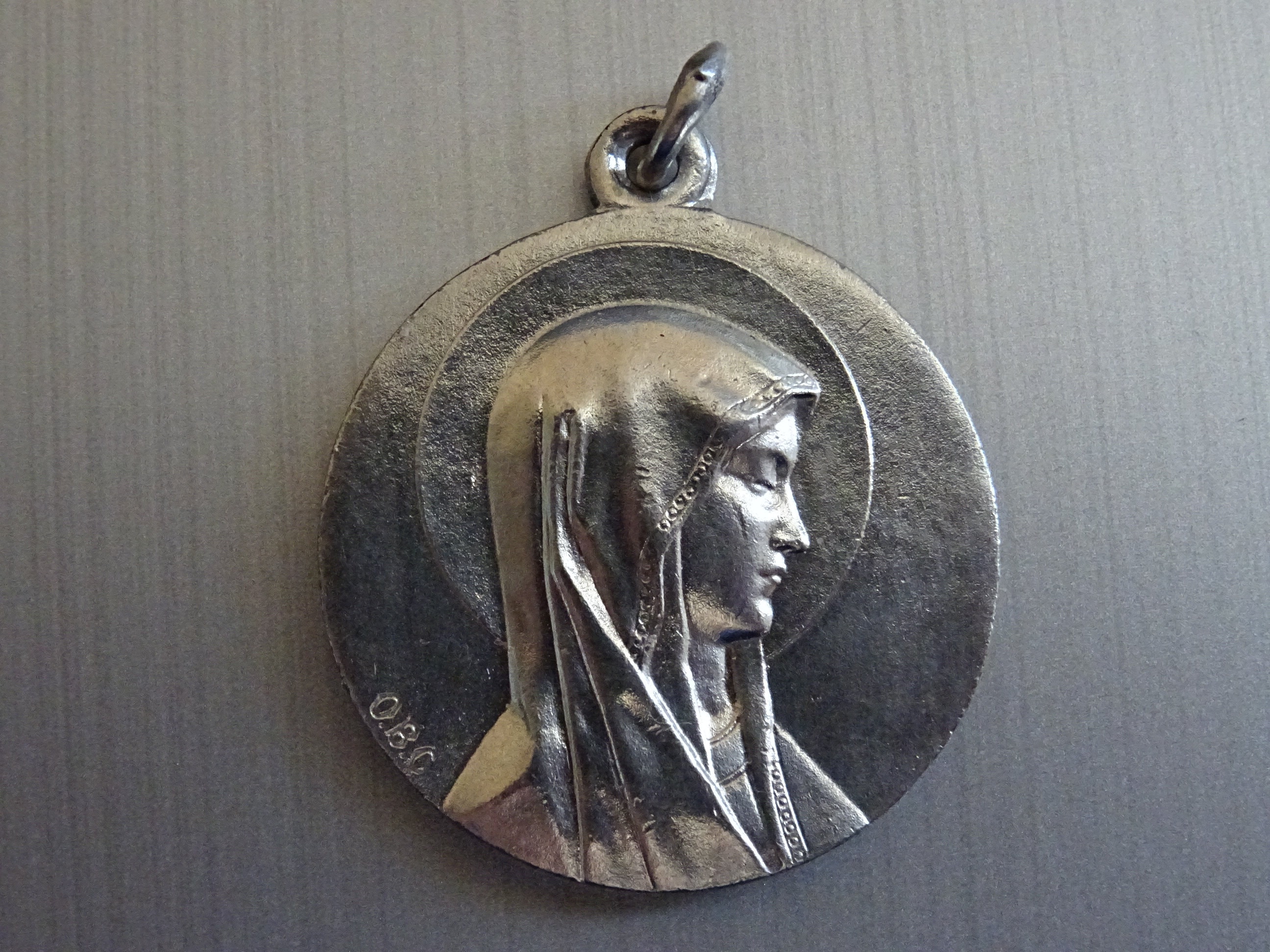 Grotte de Lourdes Lieu Des Apparitions La Vierge Marie. Signé O B C Médaille Médaillon Pendente Sain
