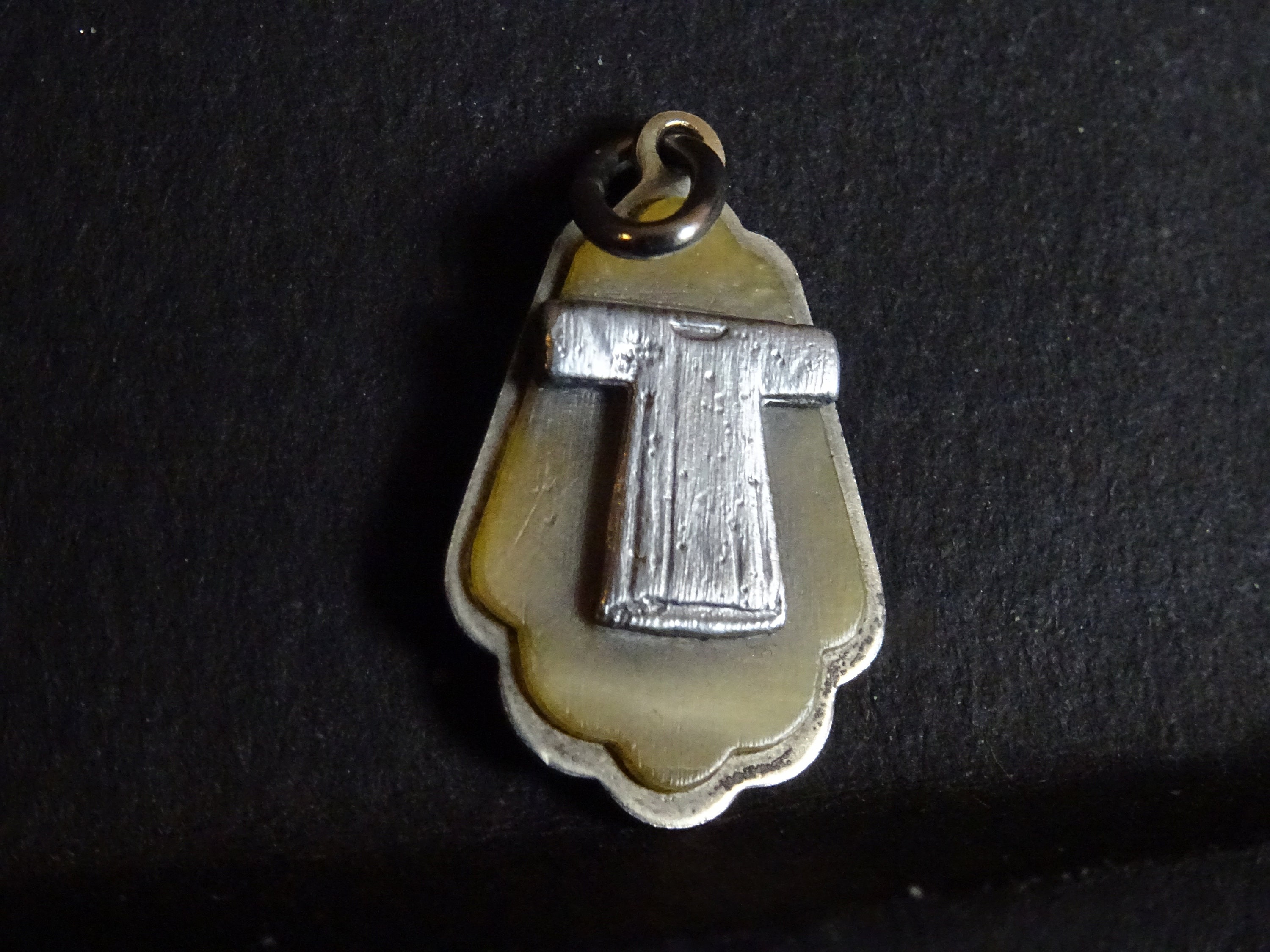 Delicate Holy Tunic Relics Robe Transparente de Jésus Dans Trèves 1959 Shell Brass Médaillon Pendent