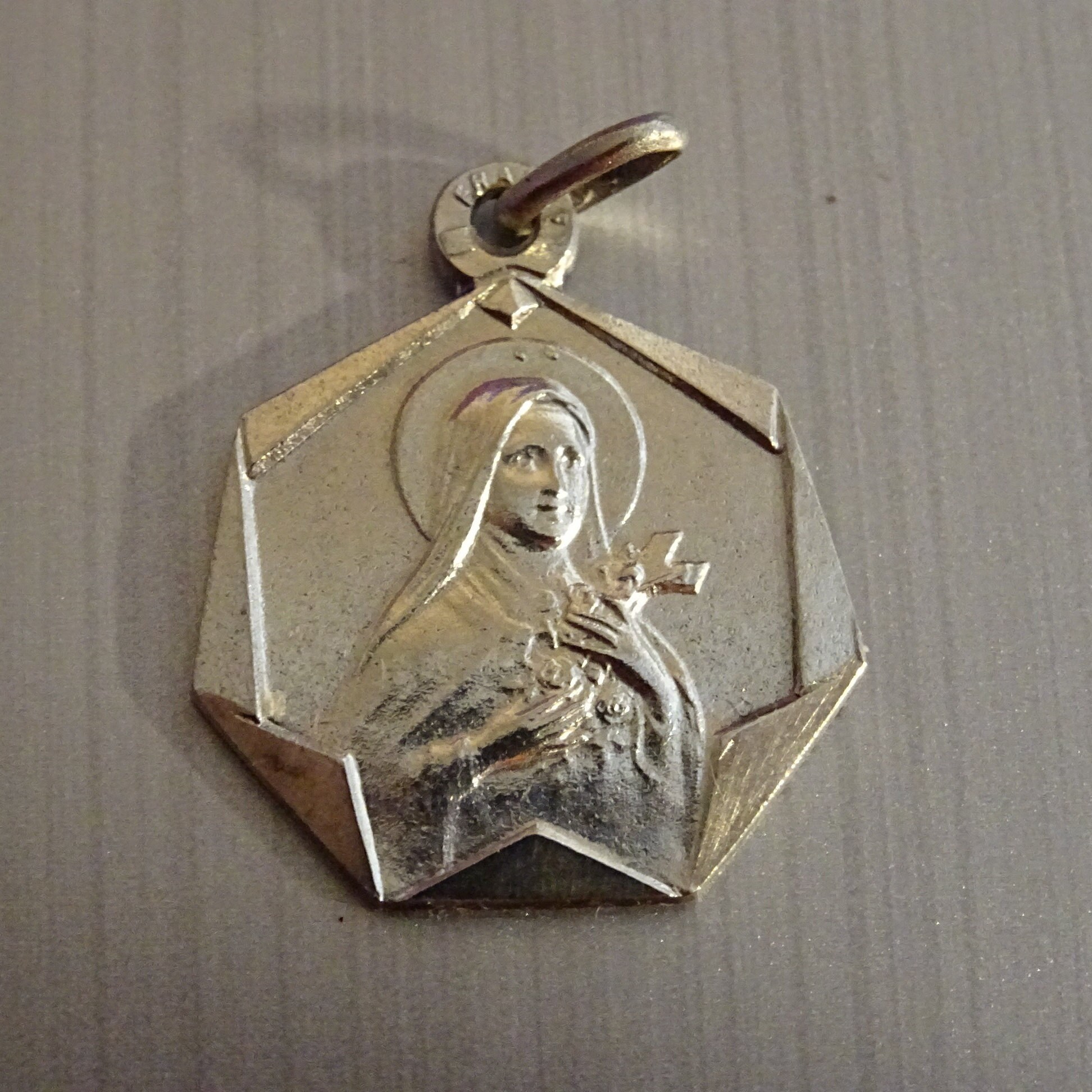 Sainte Thérèse/Pendentif Médaillon Religieux Saint Charme D 348