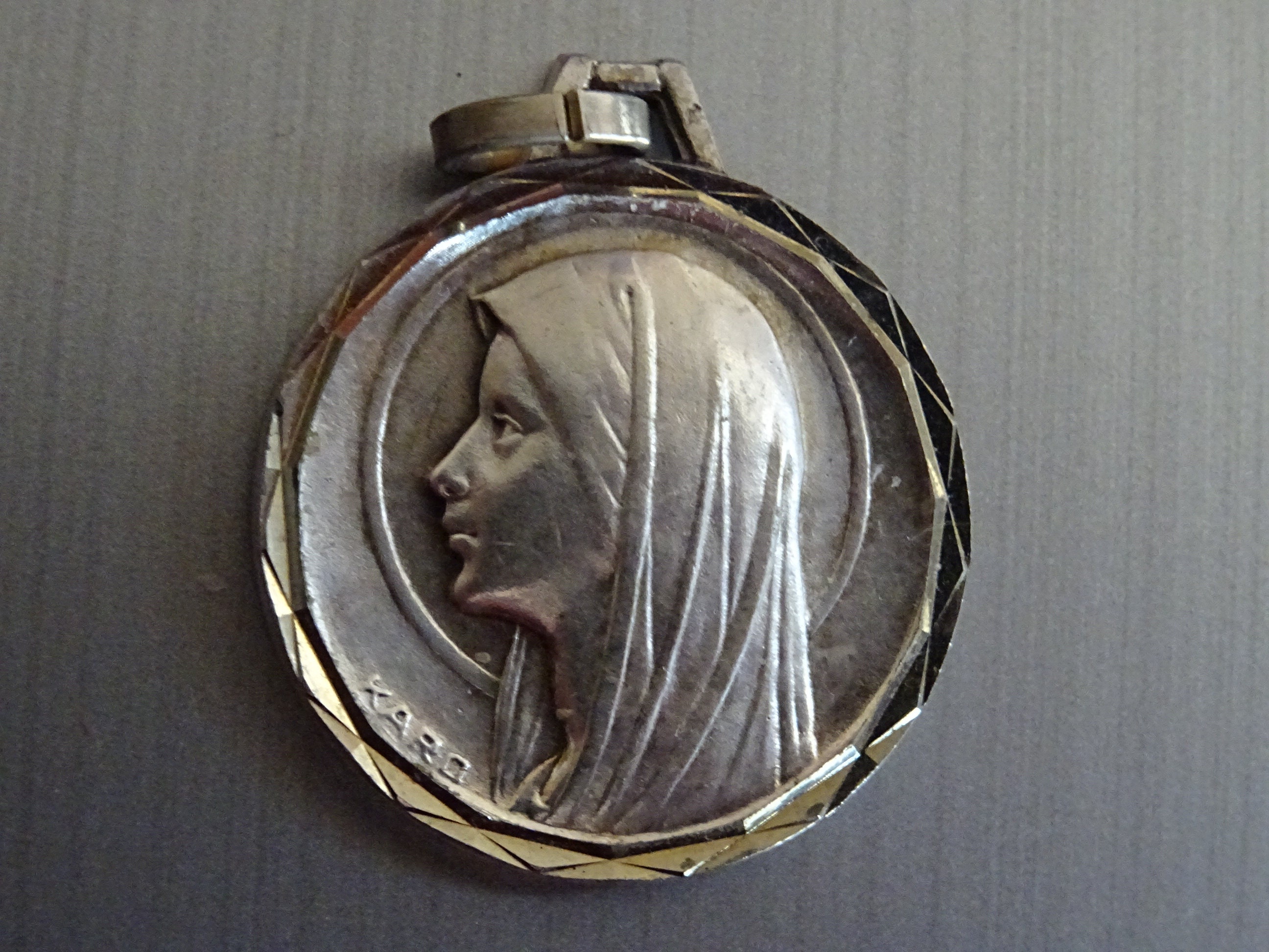 La Vierge Marie A Signé Karo. Bord Biseauté. Français Vintage Pendentif Religieux Médaillon Saint Ch