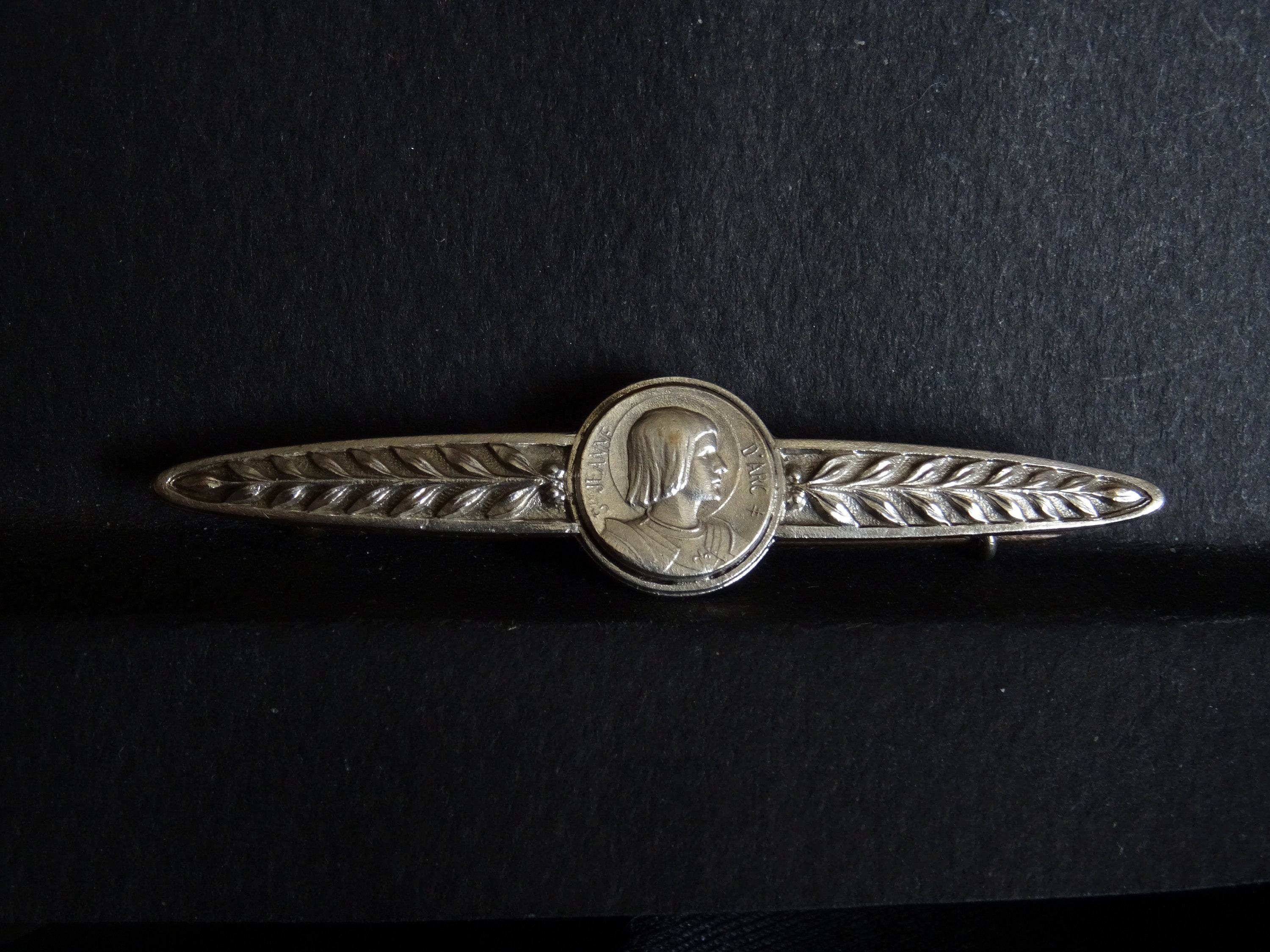 Rare Silver Antique Medaille Français Broche Jeanne d'arc d'arc
