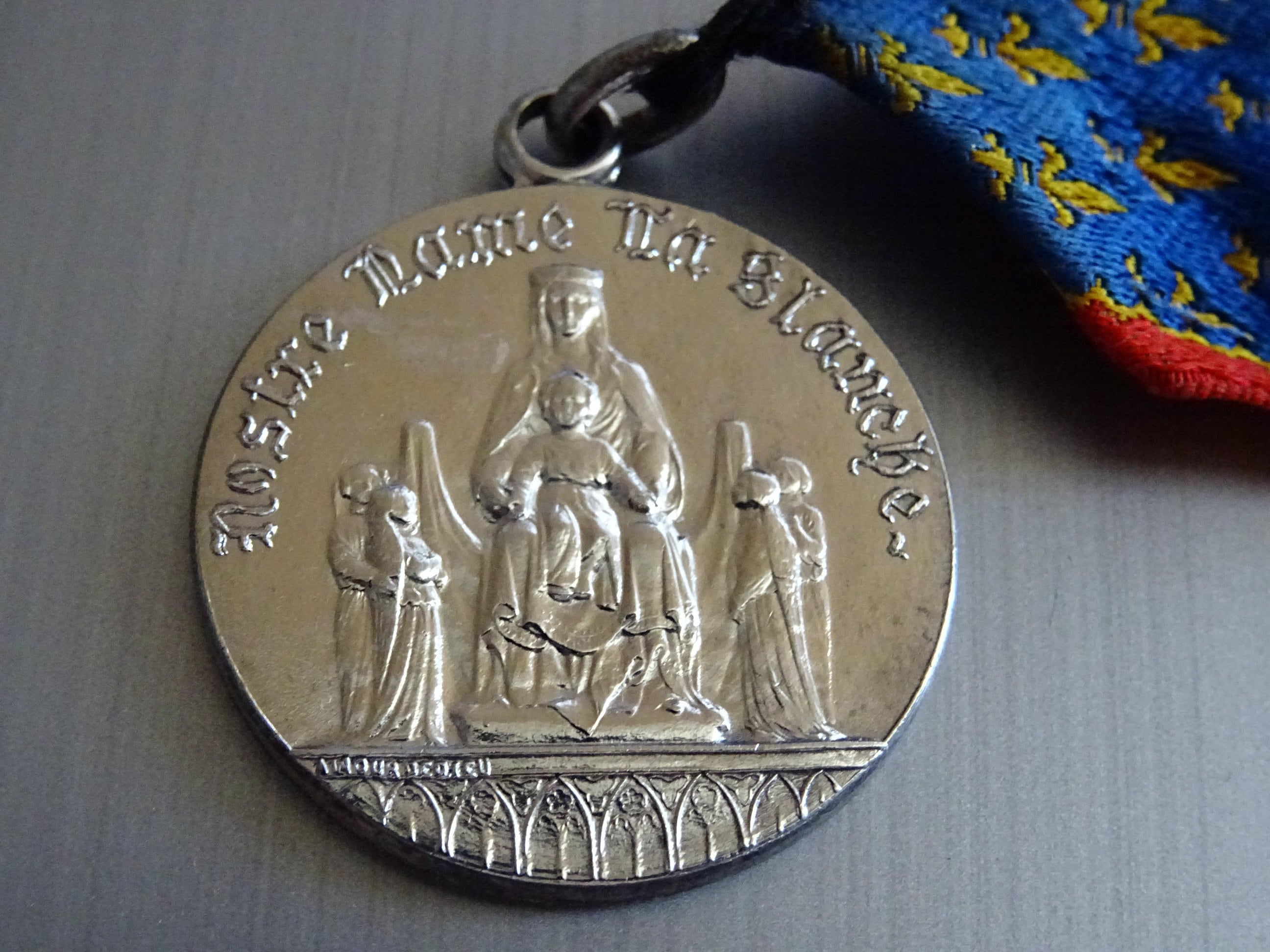 Notre Dame de Blanche Fleur Lys, Ruban, Signé , Antique Holy Charm Medal Pendentif Médaille Médaillo