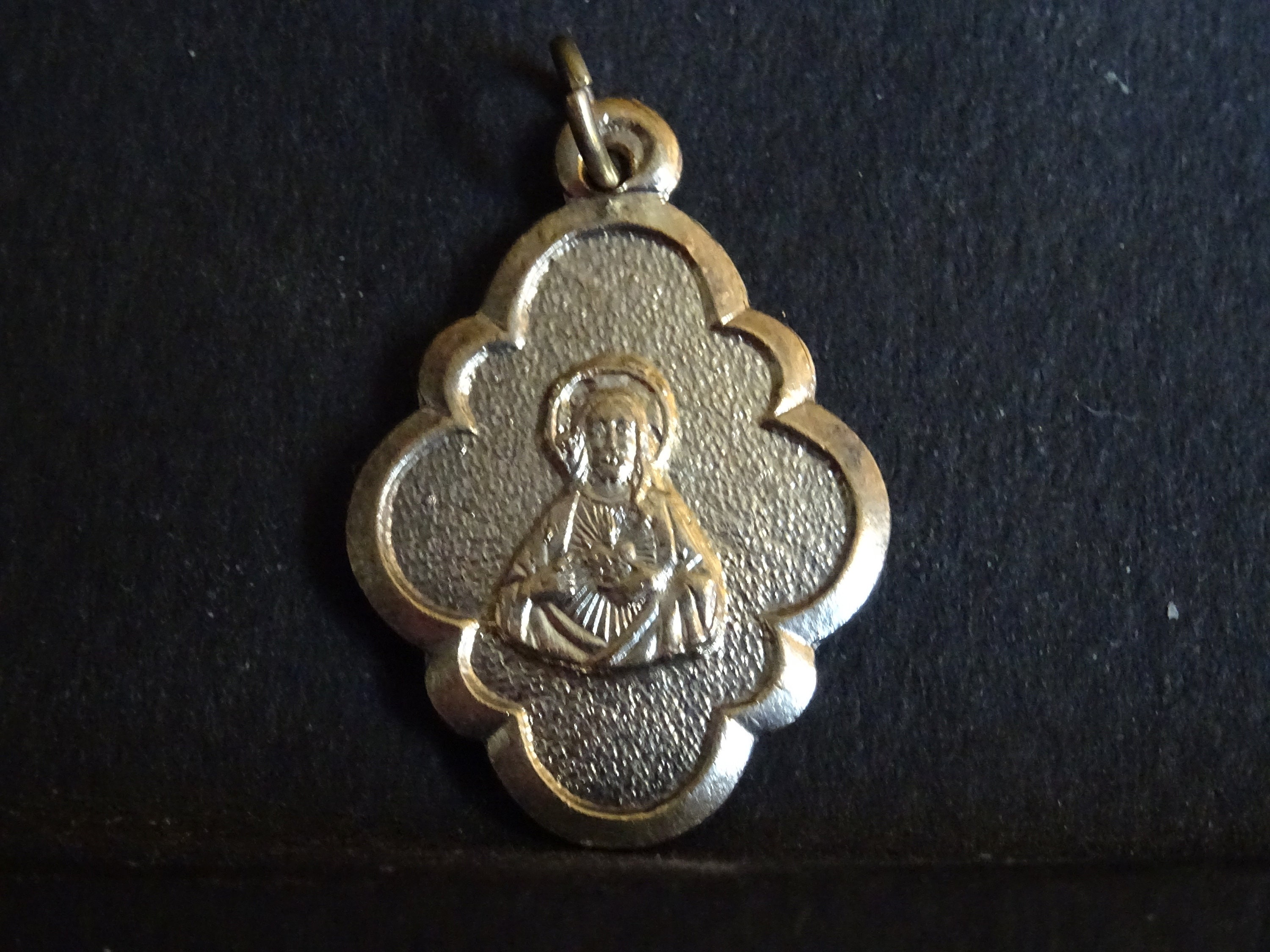 Saint de Montmartre Dieu Y Est Très Présent Antique Religious Français. Médaillon Pendent Medaille H