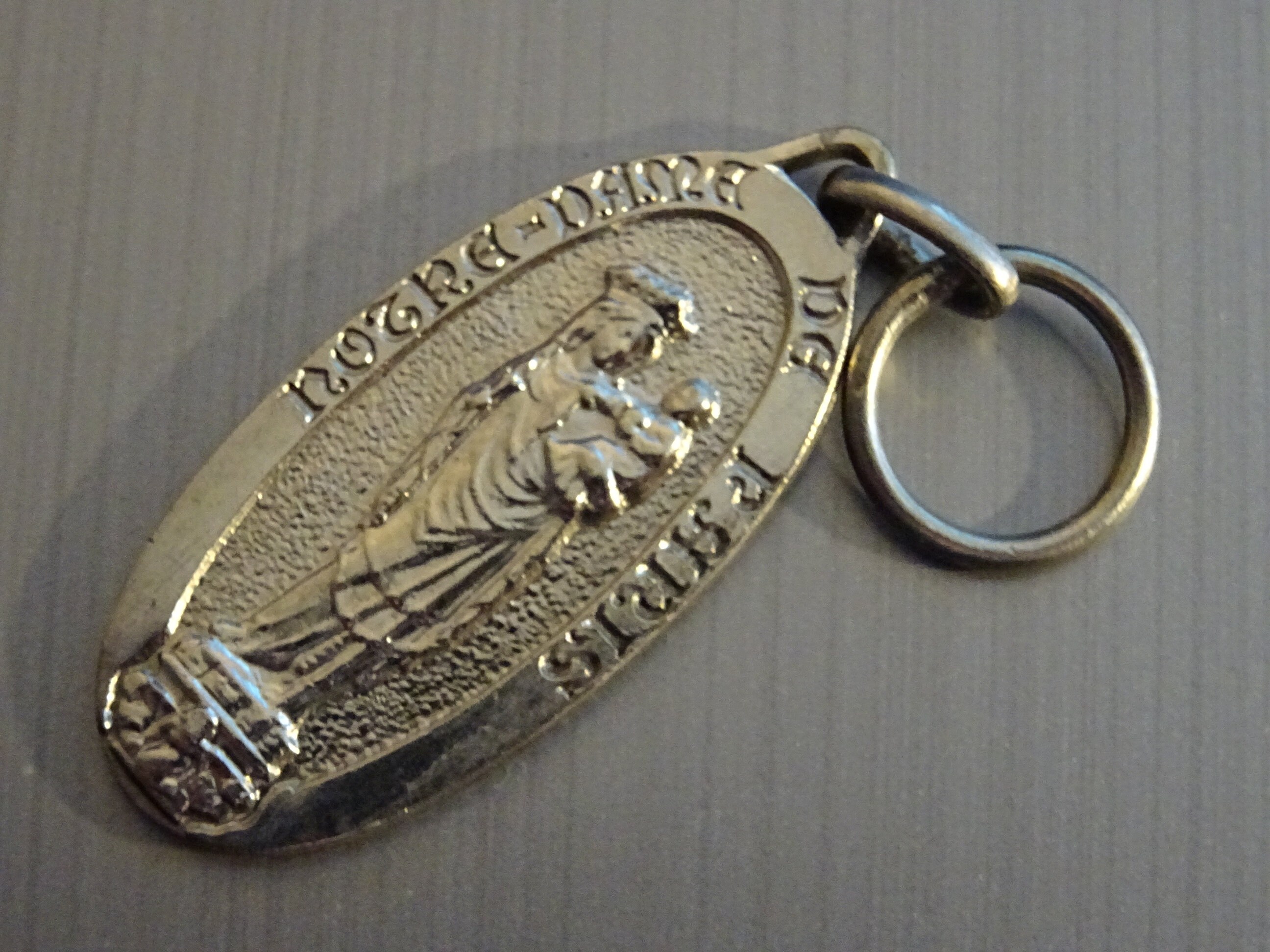 Notre-Dame de Paris. Grotte. Pendentif Français Religieux Antique. Médaille Médaillon Saint Charme B