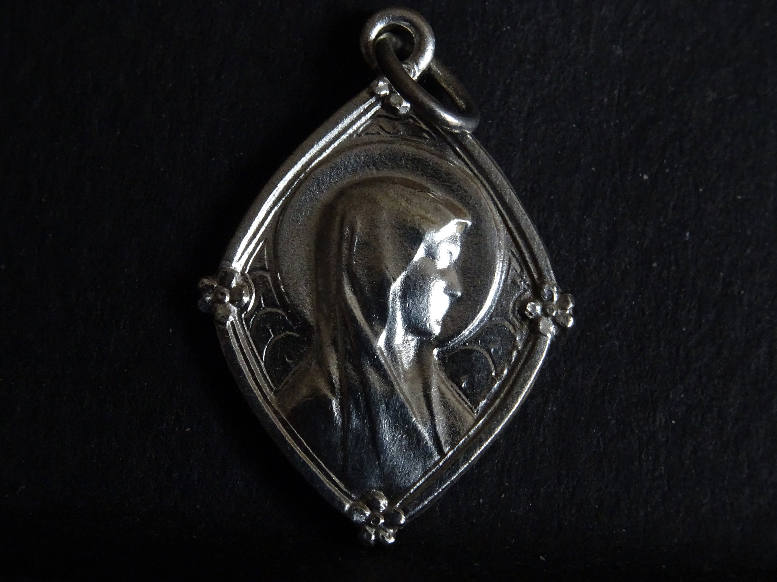 Grotte de Lourdes Lieu Des Apparitions Du Médaillon La Vierge Marie Pendent Medaille Saint Charme