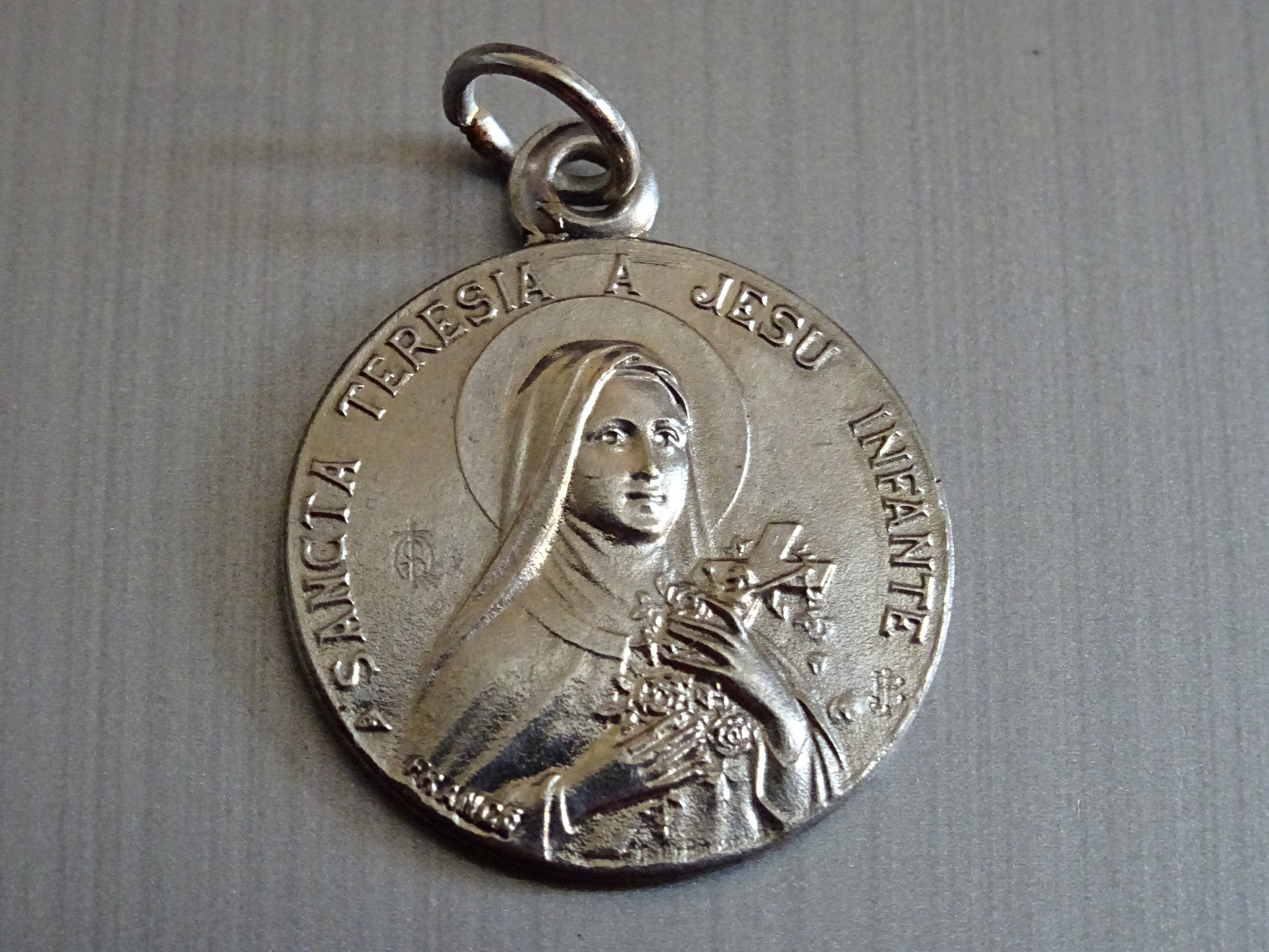 st, Teresia Raining Roses. Signé Jean Balme. Français. Pendentif. Médaille Médaillon Médaille Saint