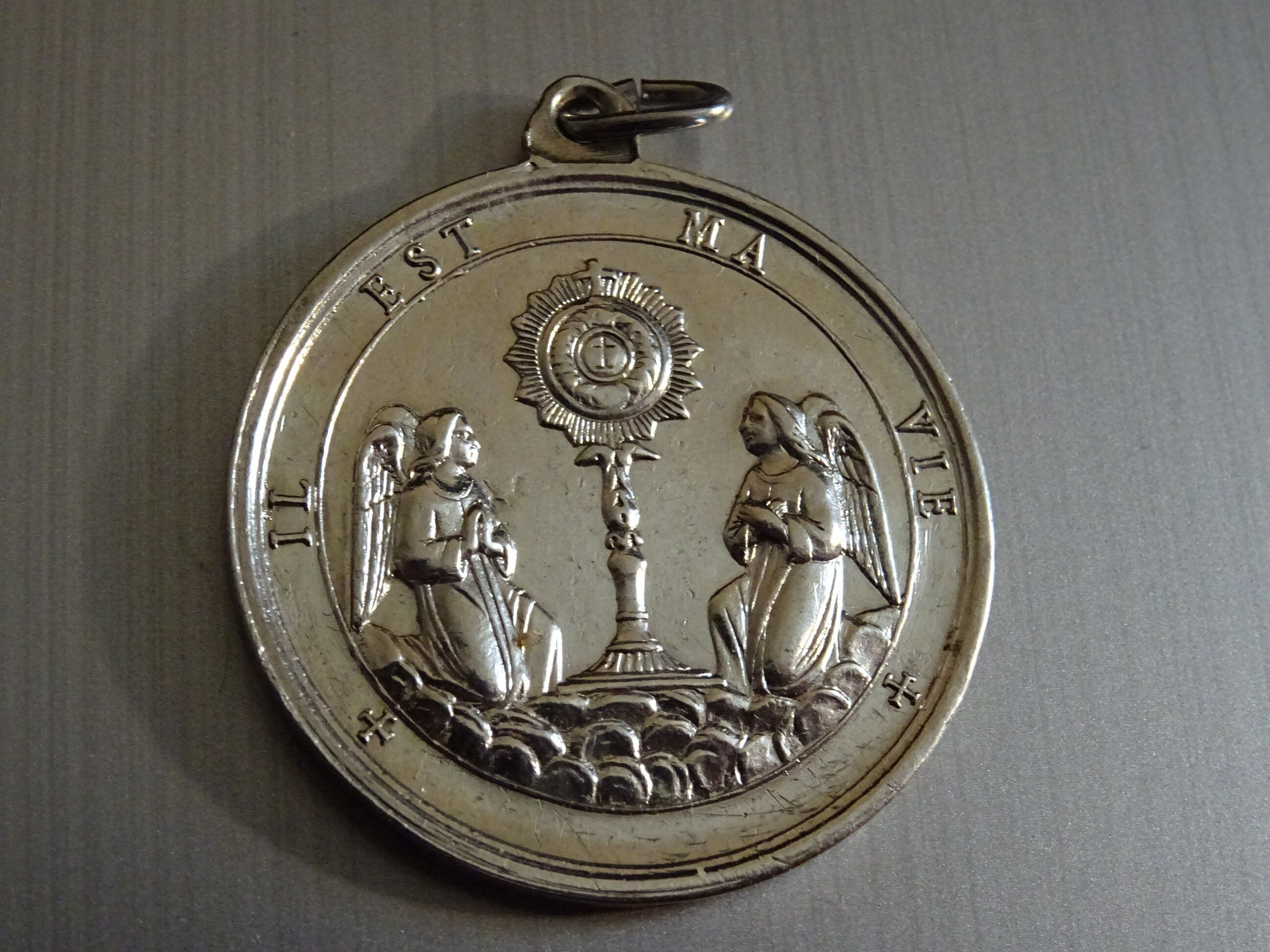 Saint Calice Entouré de Deux Anges.. Il Est Ma Vie. Français Millésime. Médaille Religieuse Médaillo