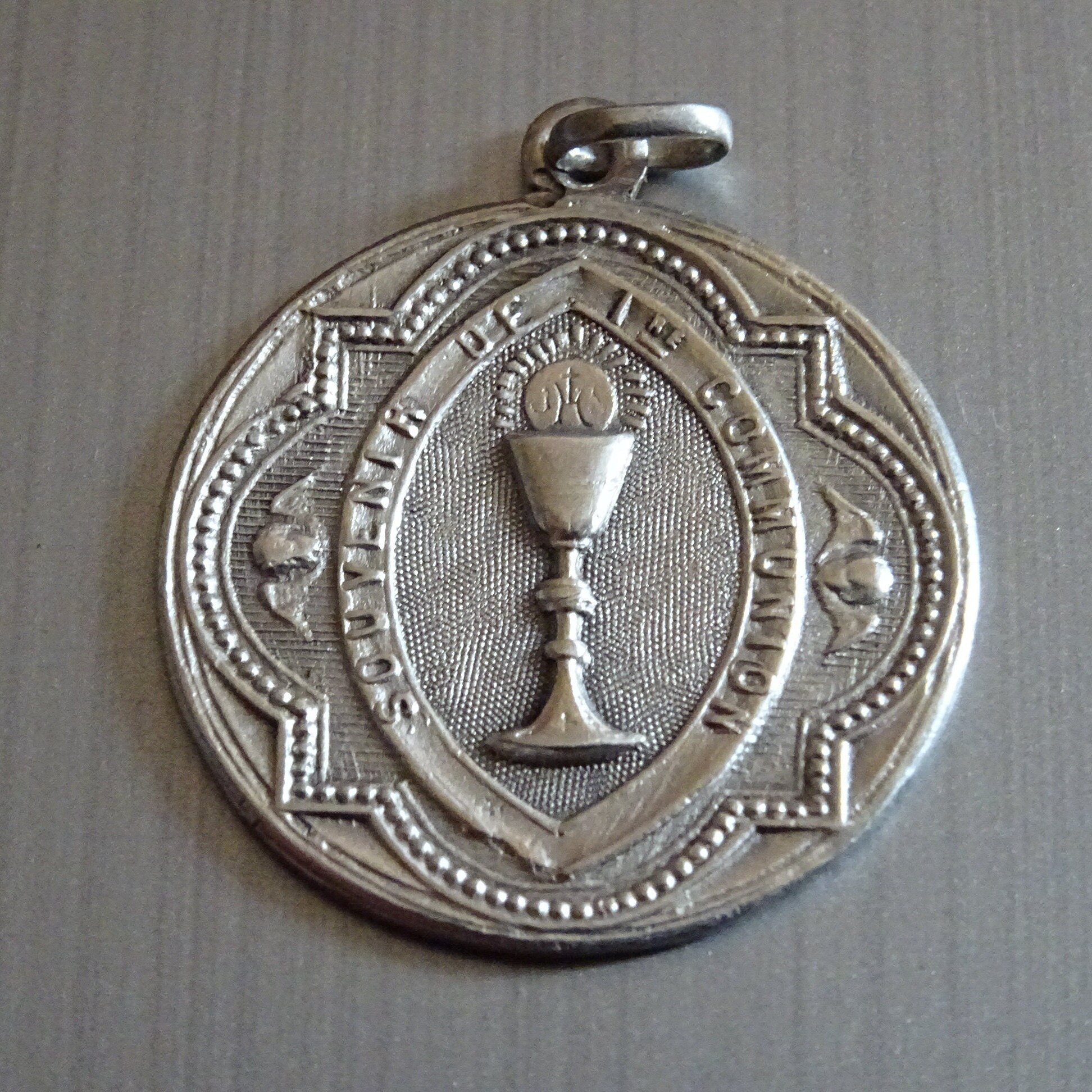 Souvenir de Communion . Vintage Religieux Français Pendentif Médaillon Saint Charme B 722