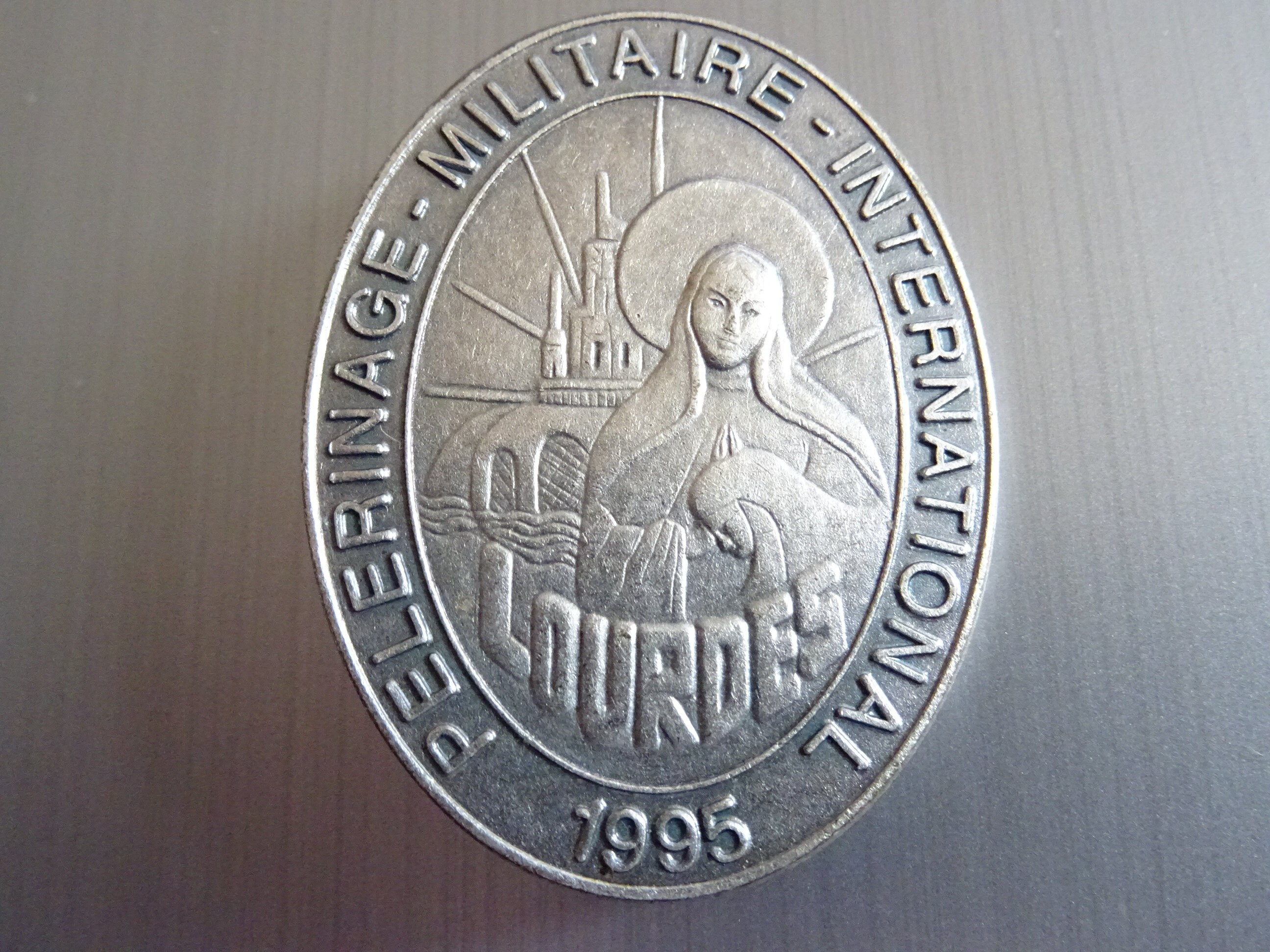 Lourdes Vintage Français Insigne de Pèlerinage Militaire International Religieux Original 1995 . Méd