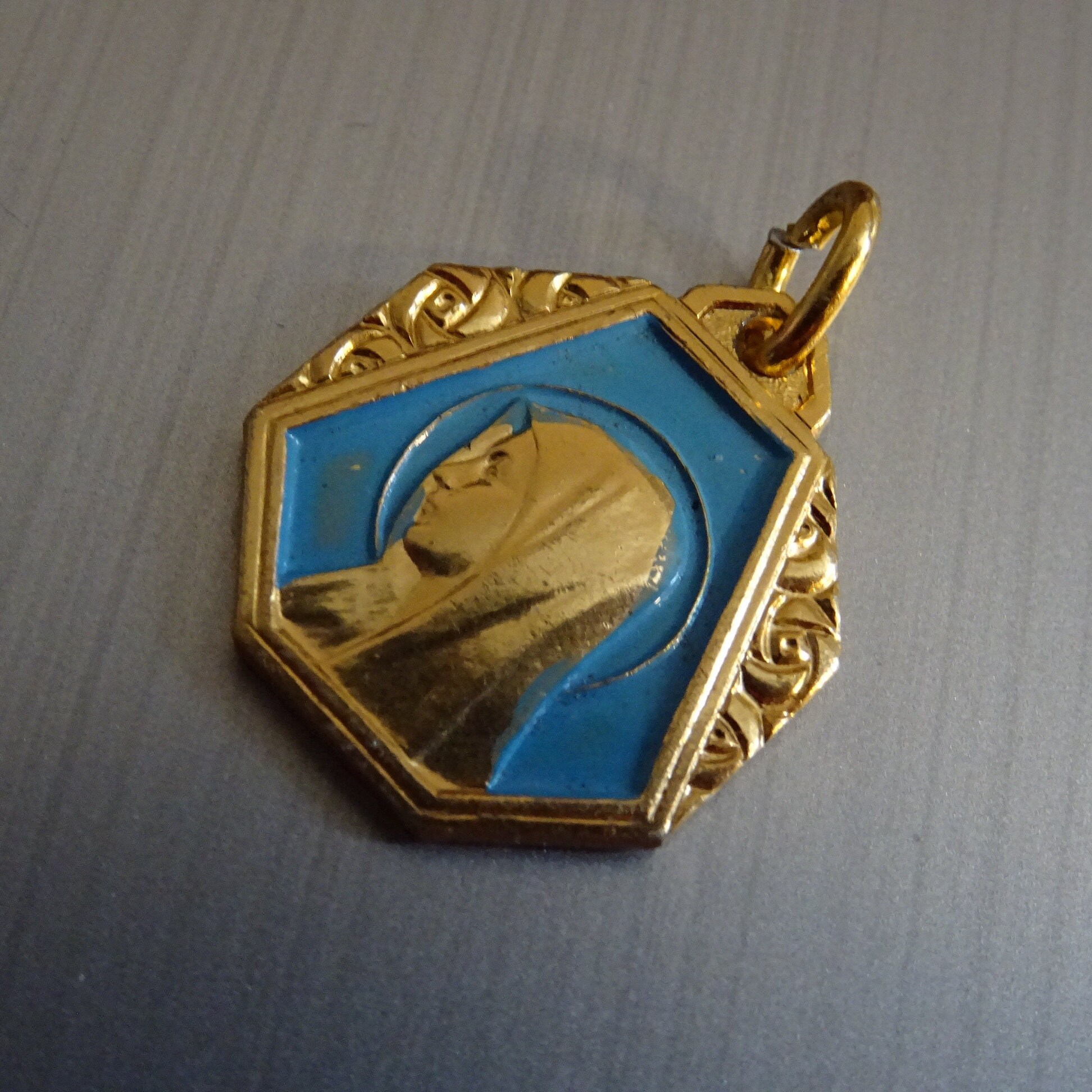 Sainte Vierge Marie. Émail. Couleur Or. Médaille Vintage Pendentif Catholique Médaillon Saint Charme