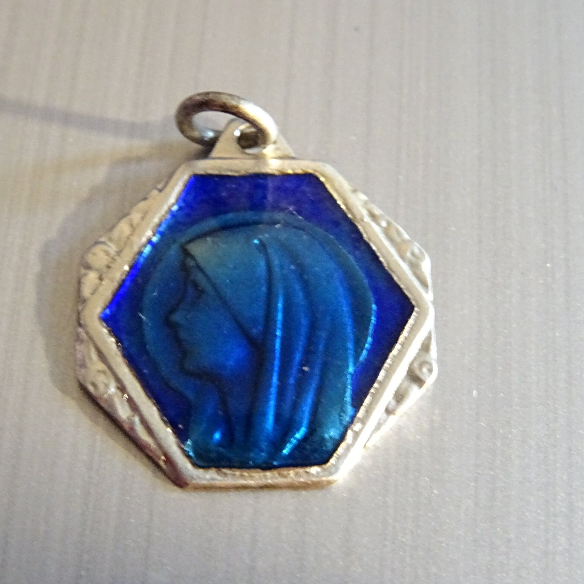 Émail Bleu de La Vierge Marie. Lourdes. Médaillon Médaille Religieux Saint Charme Pendent Vintage D