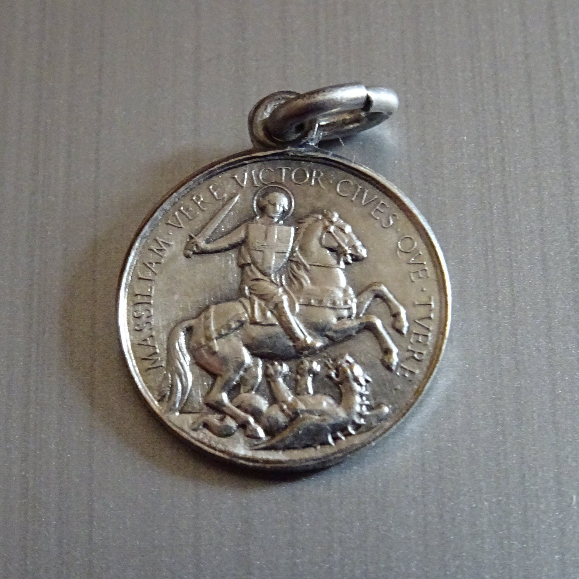 st.goerge. Revers. Reine Des Martyrs. Vintage Religieux Français Pendentif Médaillon Saint Charme B
