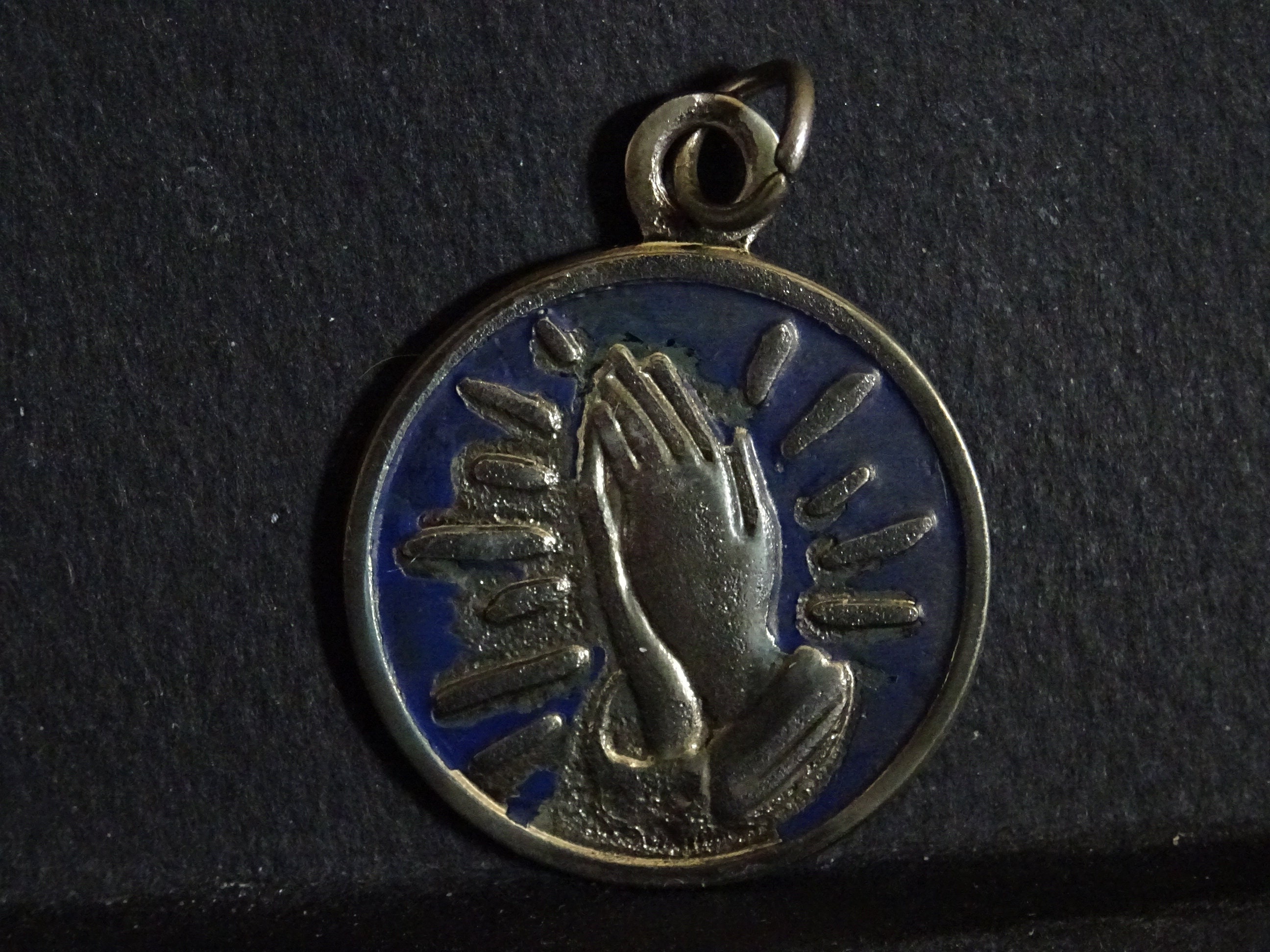 Inspirational Praying Hands Français Médaille Vintage Médaillon Holy Charm P 377