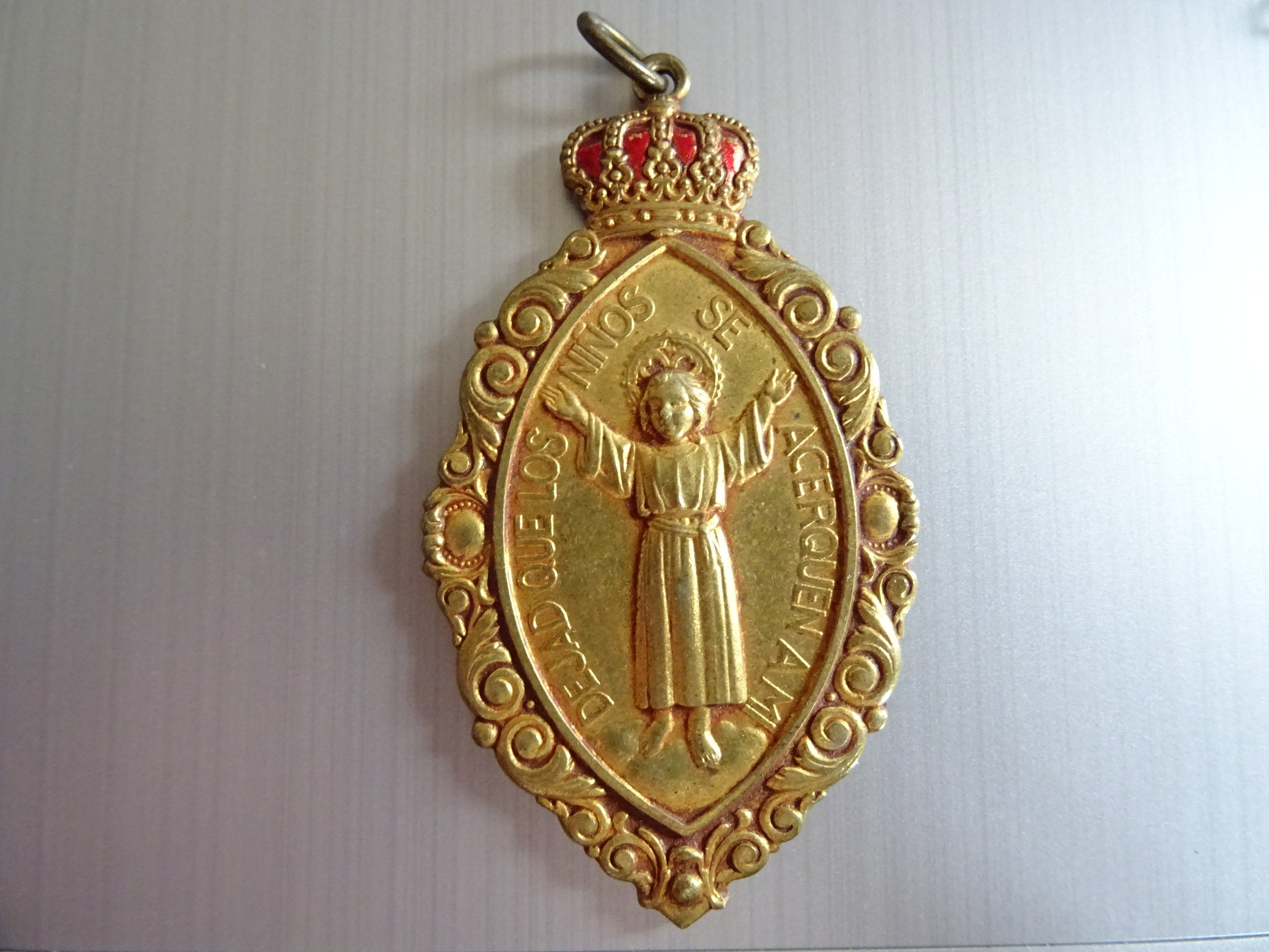 Que Les Enfants Se Rapprochent. Dejad Que Los Ninos Acerquense Vintage Medallion Holy Charm Pendent