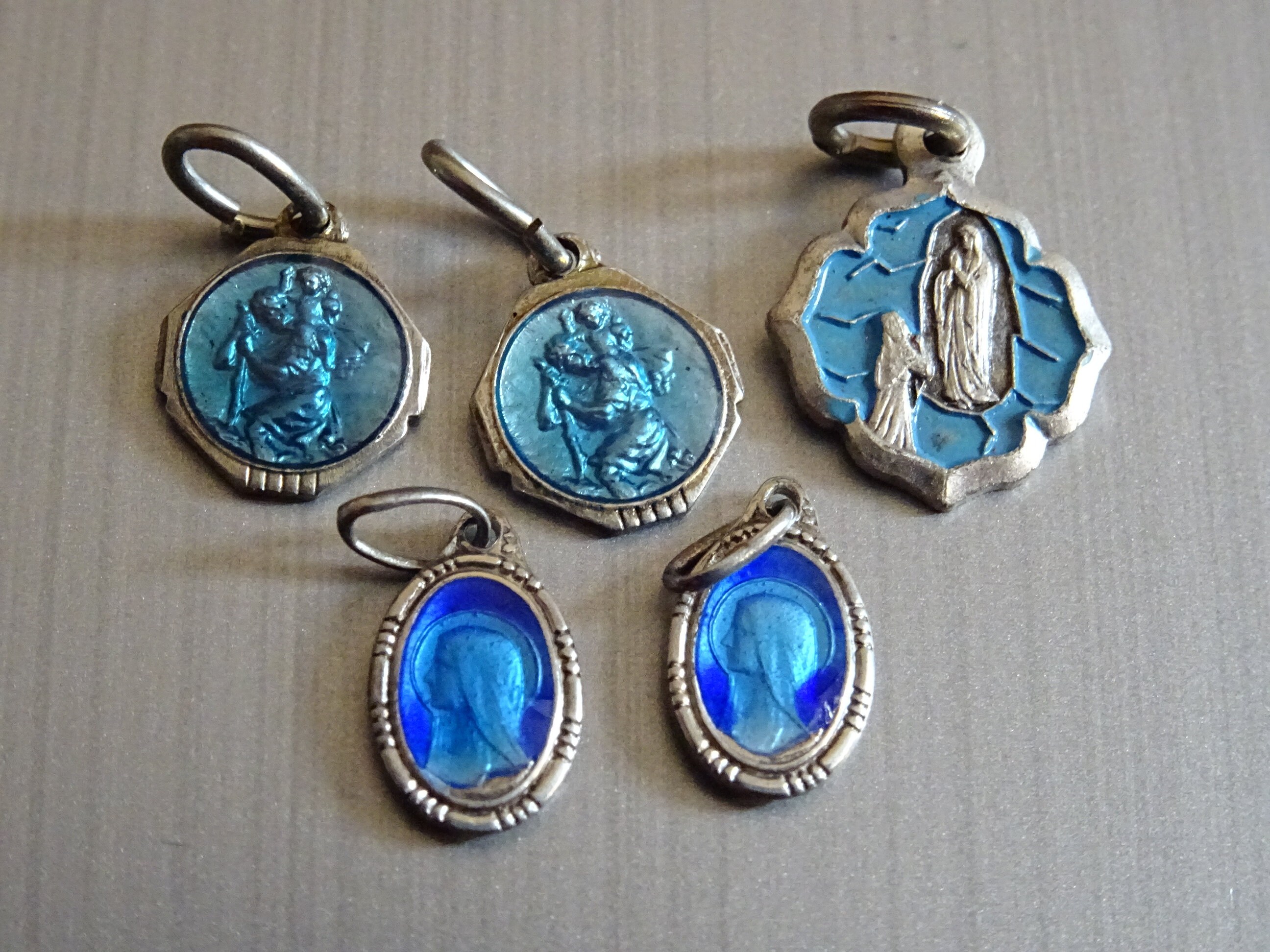 Lot 5 Vierge Marie. Lourdes. Saint-Christophe. Vintage Français Tiny Émail Holy Charm Medal Pendenti