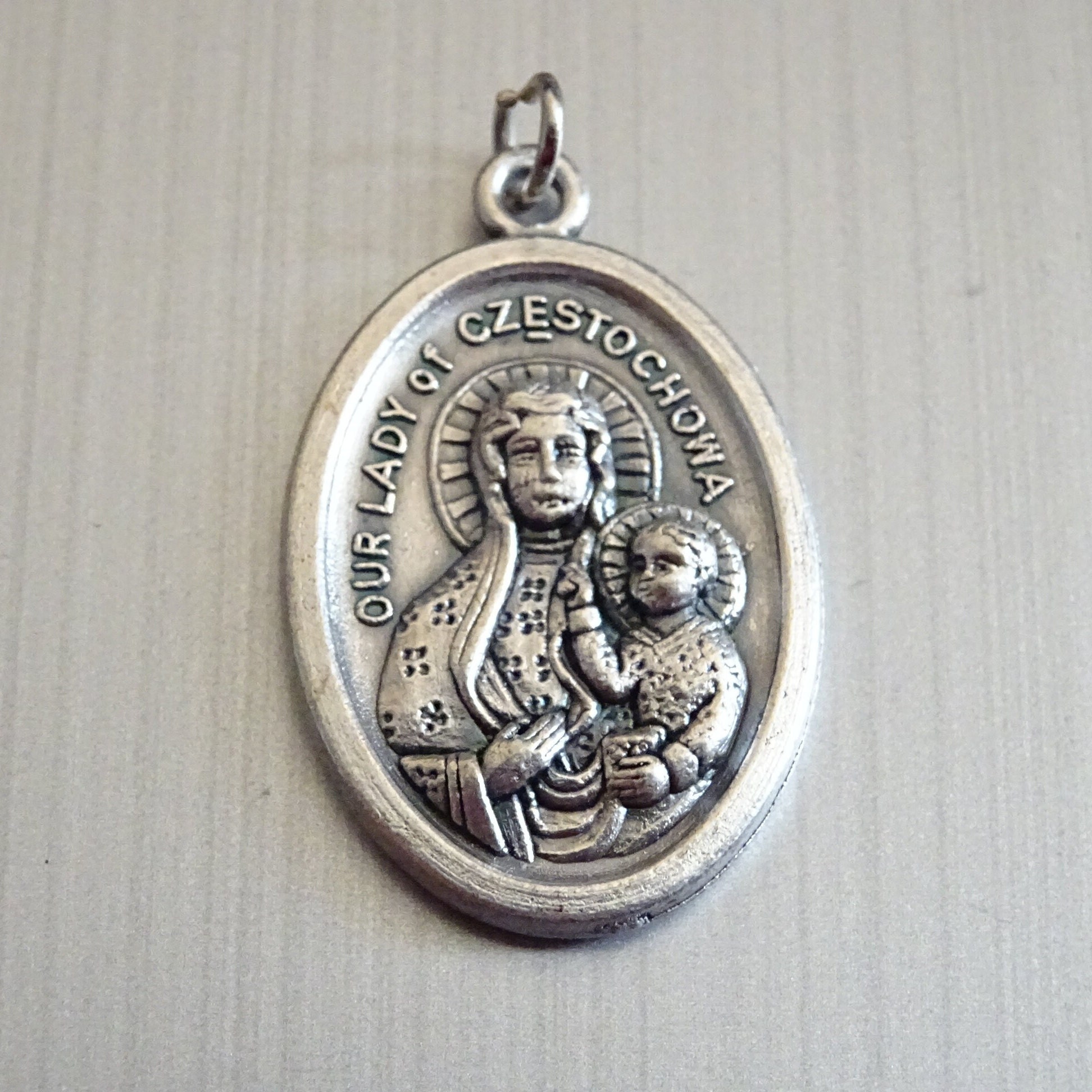 Notre-Dame de Cz?stochowa. Vierge Noire Pologne, Célèbre Peinture La Sainte Vierge. Médaille d'argen