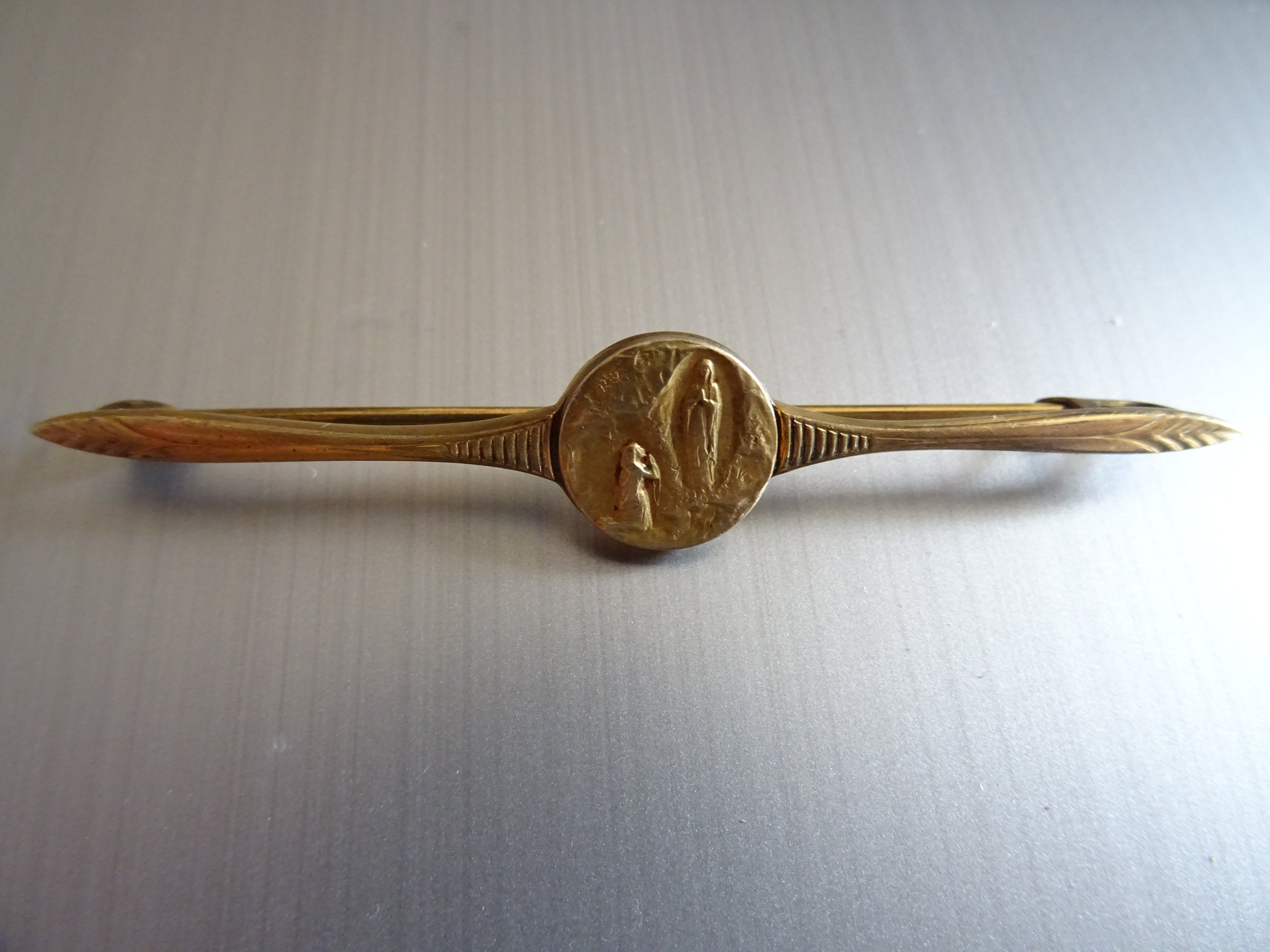 Broche Antique. Place de Lourdes Des Apparitions La Vierge Marie. P 911