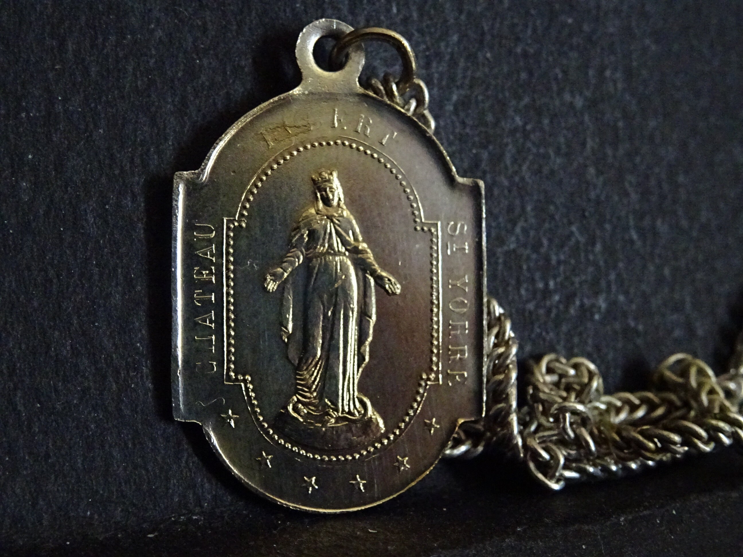Souvenir Grande Grotte, Château Saint Yorre et Chaîne Courte Médaille Religieuse Antique Catholic Pe