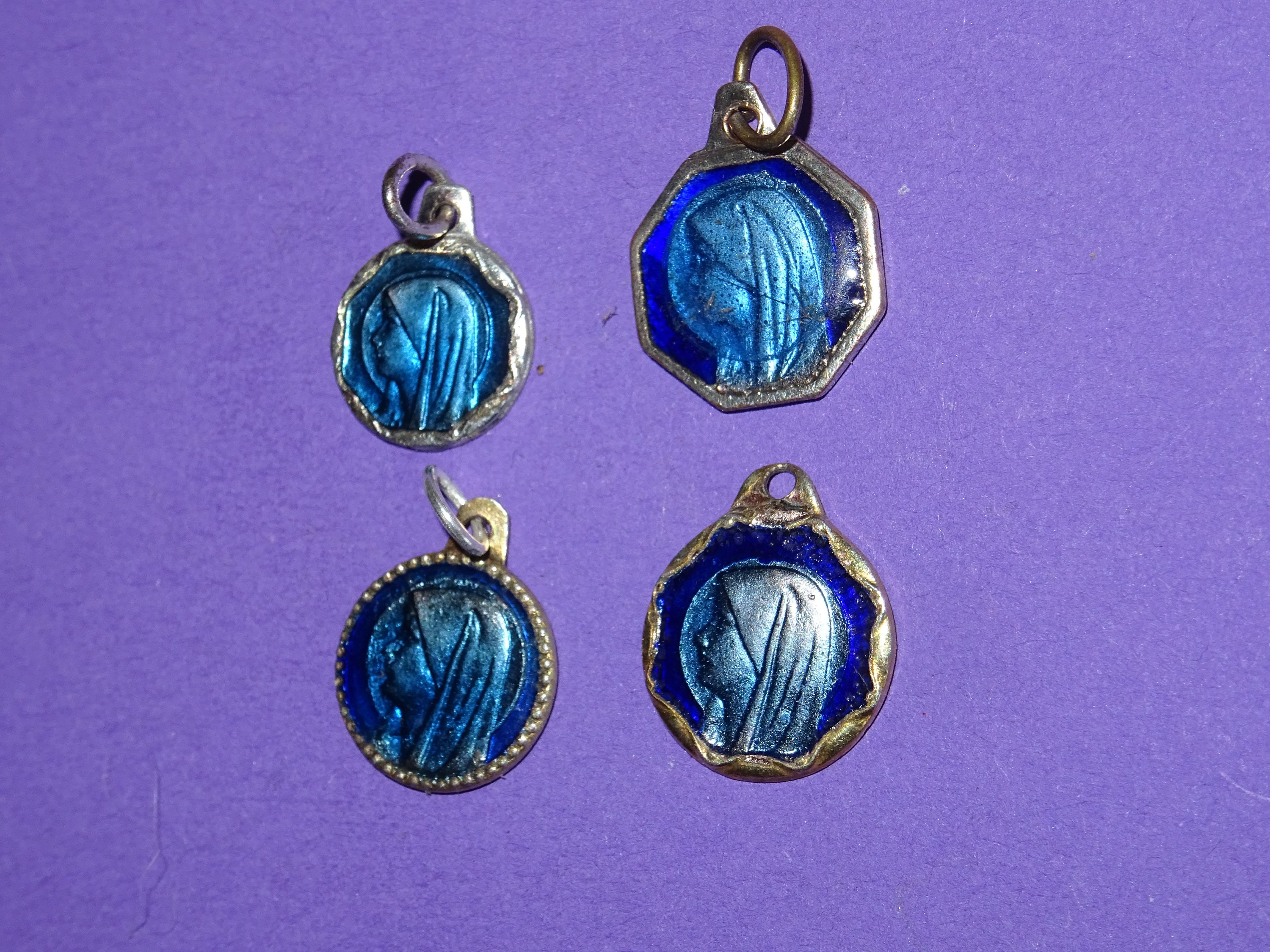 Lot 4 Vintage Français Small Enamel Holy Charm Medal Pendentif Médaille Medaille No 15
