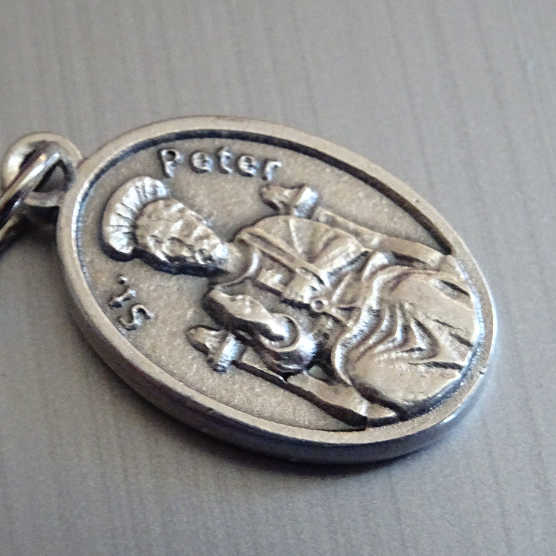 Saint Pierre Tenant La Clé Du Royaume Des Cieux. Médaille d'argent Médaillon Pendentif Saint Charme 