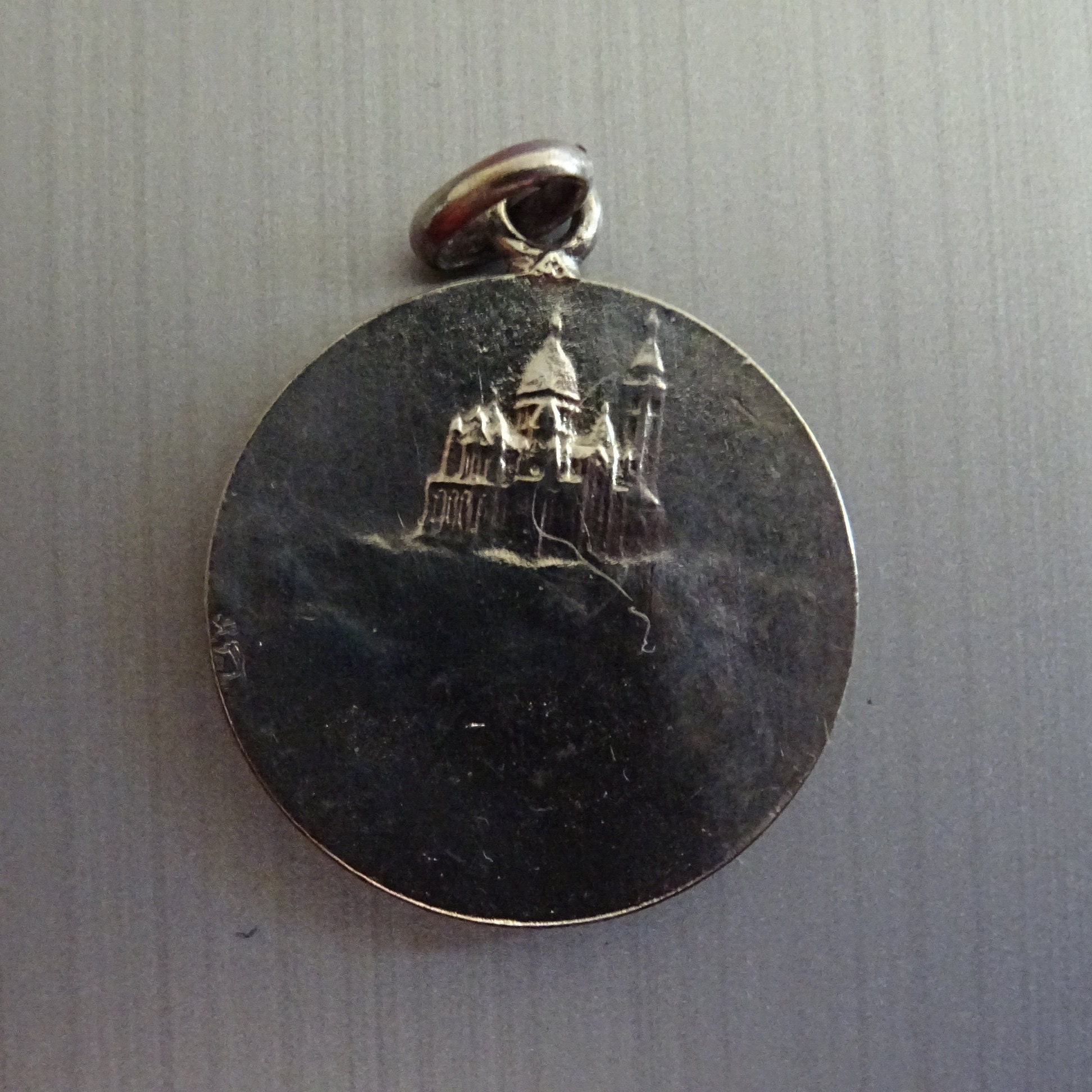 Notre-Dame de Montmartre. Village Au Coeur Paris. Français Vintage Pendentif Religieux Médaillon Sai