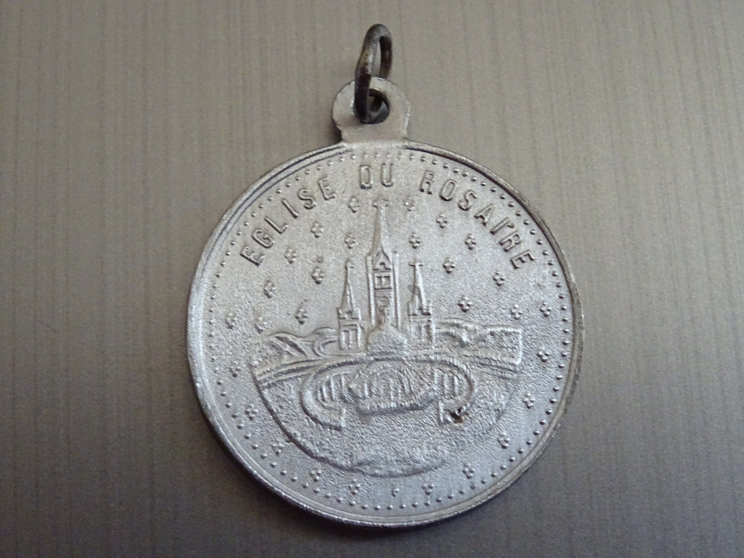 Église Du Rosaire Lourdes. Français Vintage Pendentif Religieux Médaillon Saint Charme B 875