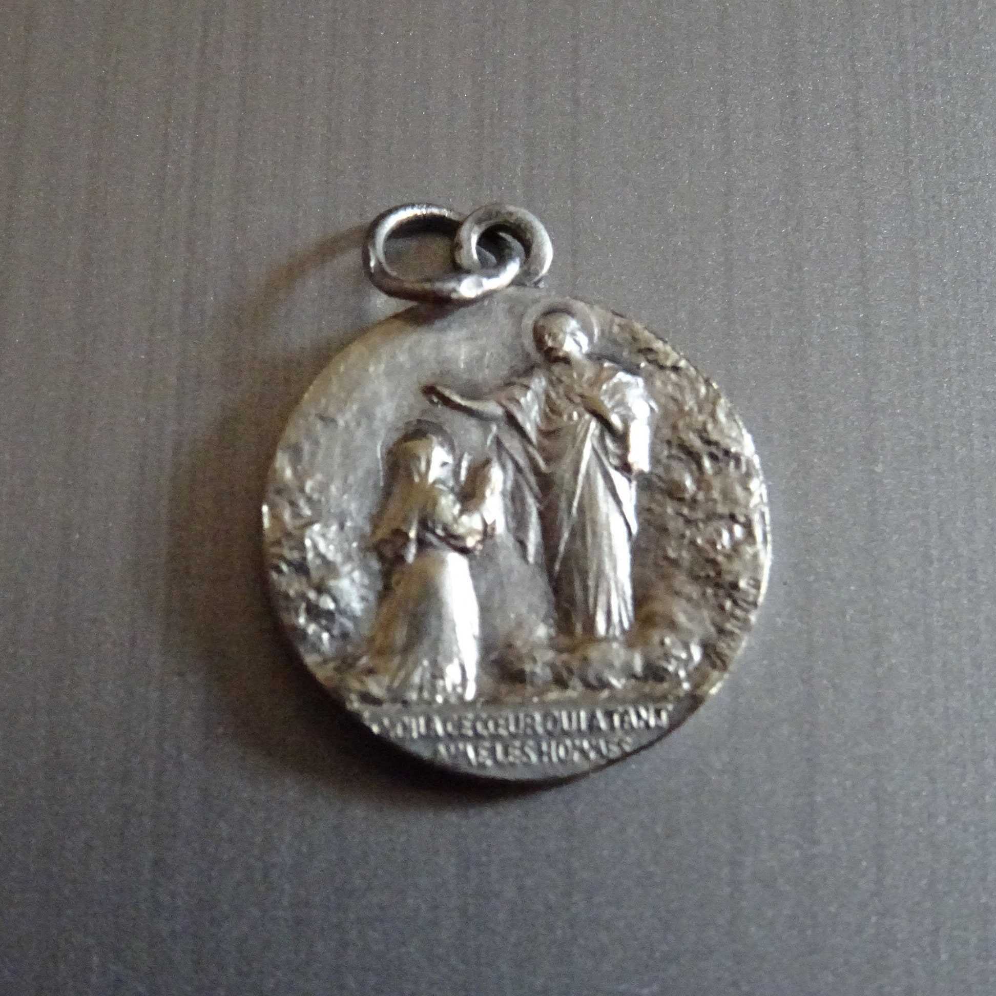 Voici Le Cœur Qui Prend Soin de Tout Monde et L'aime. Signé. Vintage Religieux Français Pendentif Mé