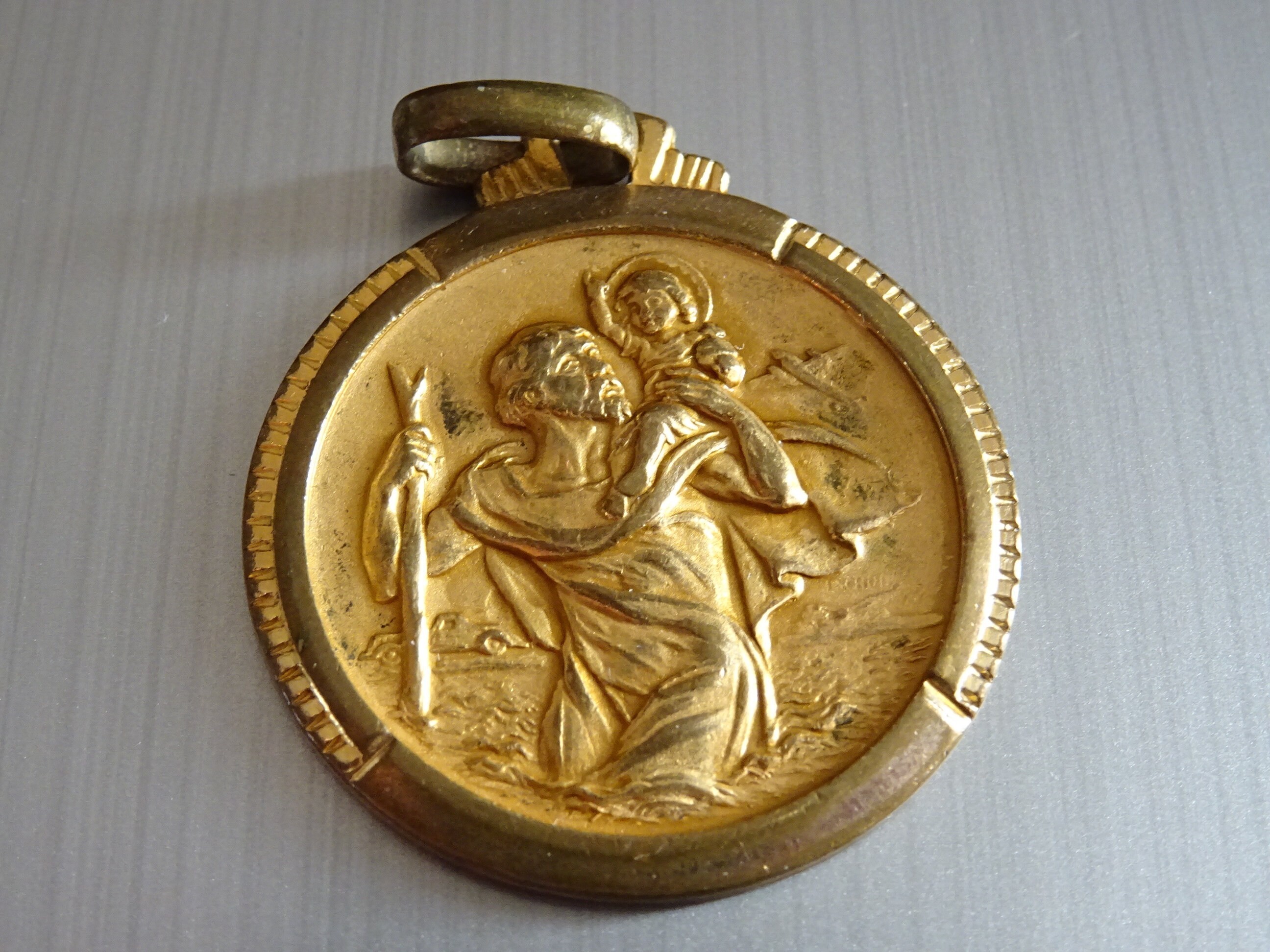 st. Christopher Gold Color, Bord Usiné. Vintage Religieux Français Pendentif Médaillon Saint Charme