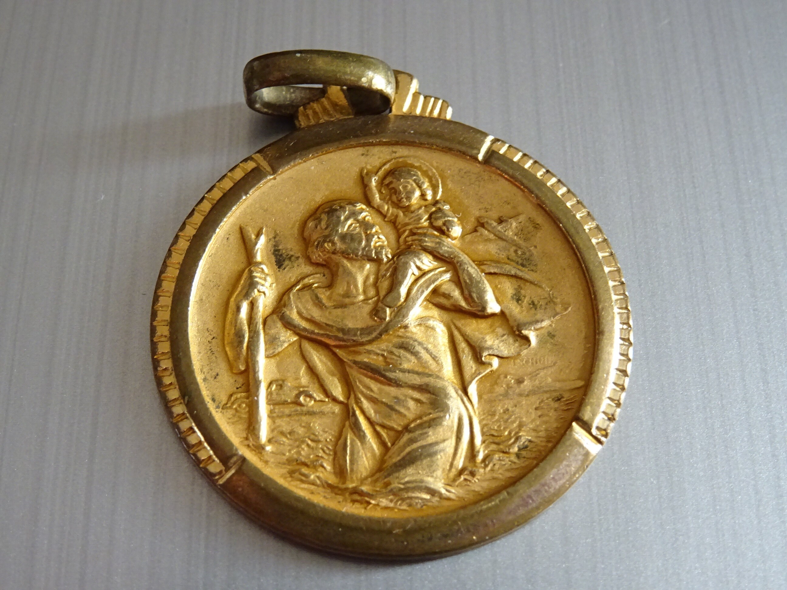 st. Christopher Gold Color, Bord Usiné. Vintage Religieux Français Pendentif Médaillon Saint Charme 