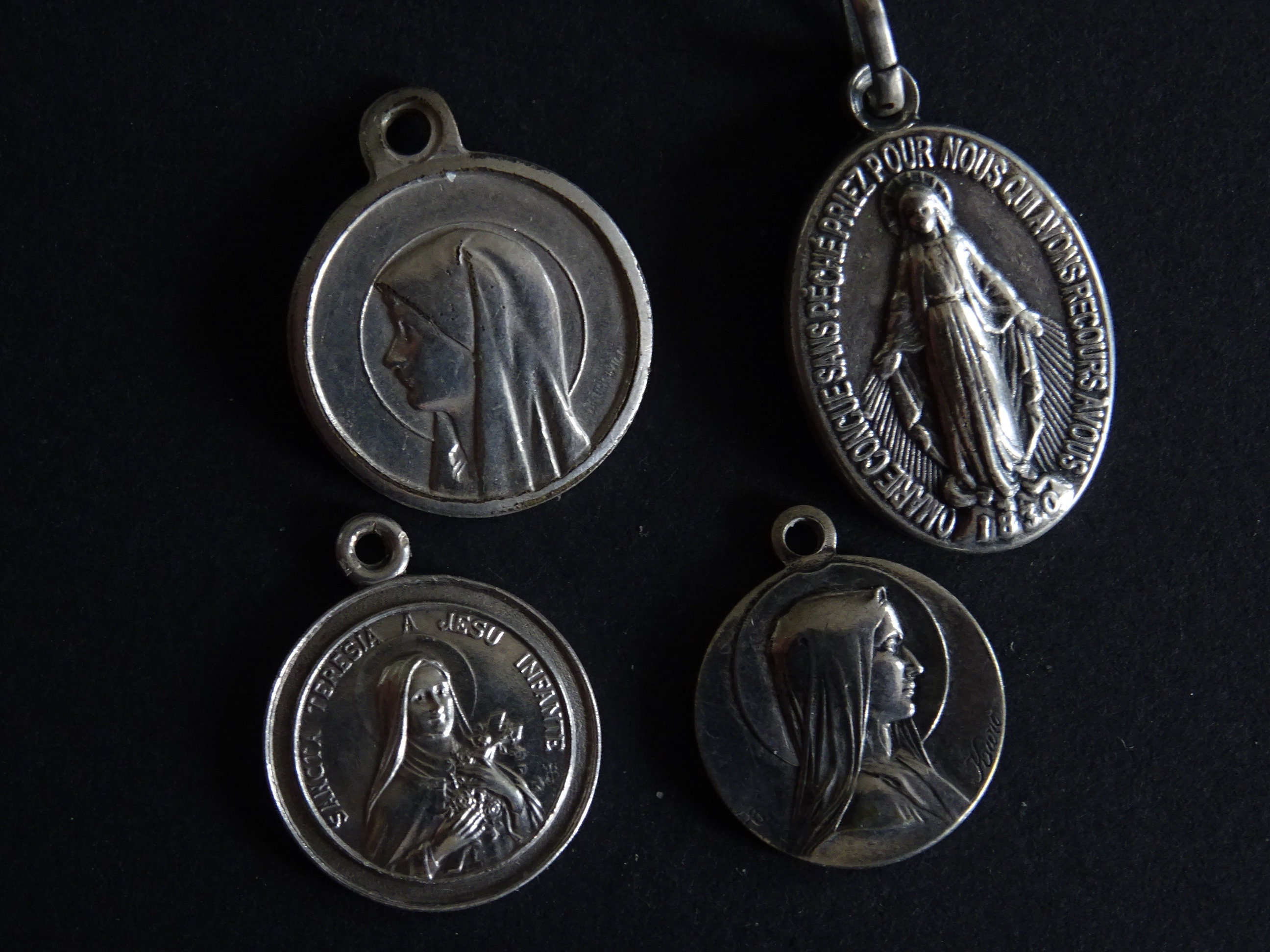Lot 4 Millésime Français Sainte Thérèse, Marie, Médaille Miraculeuse Holy Charm Pendentif Médaillon