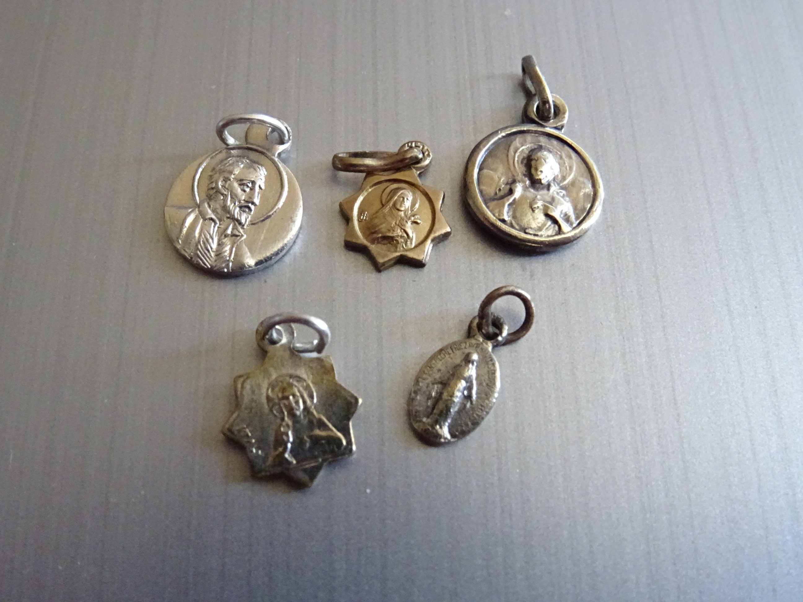 Lot 5 Vintage Tiny Français. Del Remedio, San Pablo. Médaille Du Saint Charme Pendentif Médaillon Mé