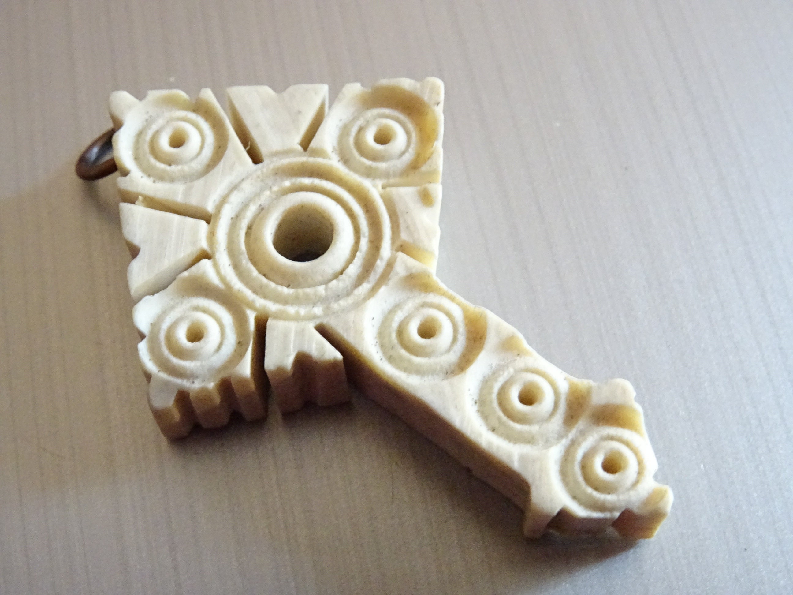 Vieille Croix Sculptée en Os. Millésime. Pendentif Saint Charme Médaillon Medaille D 80