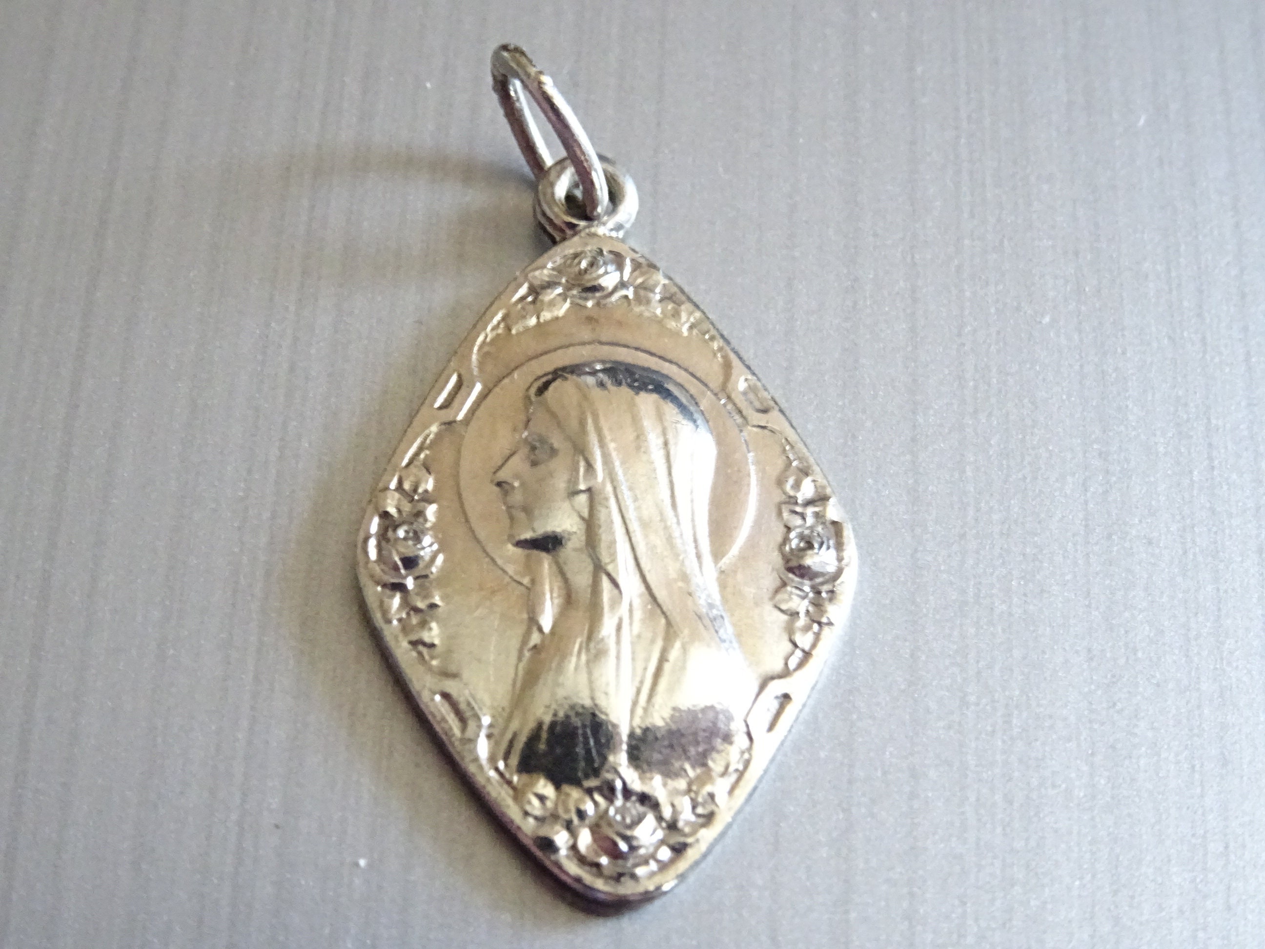 Vierge Marie Roses Art Nouveau. Médaille Du Saint Charme Pendentif Médaille Médaillon B 8