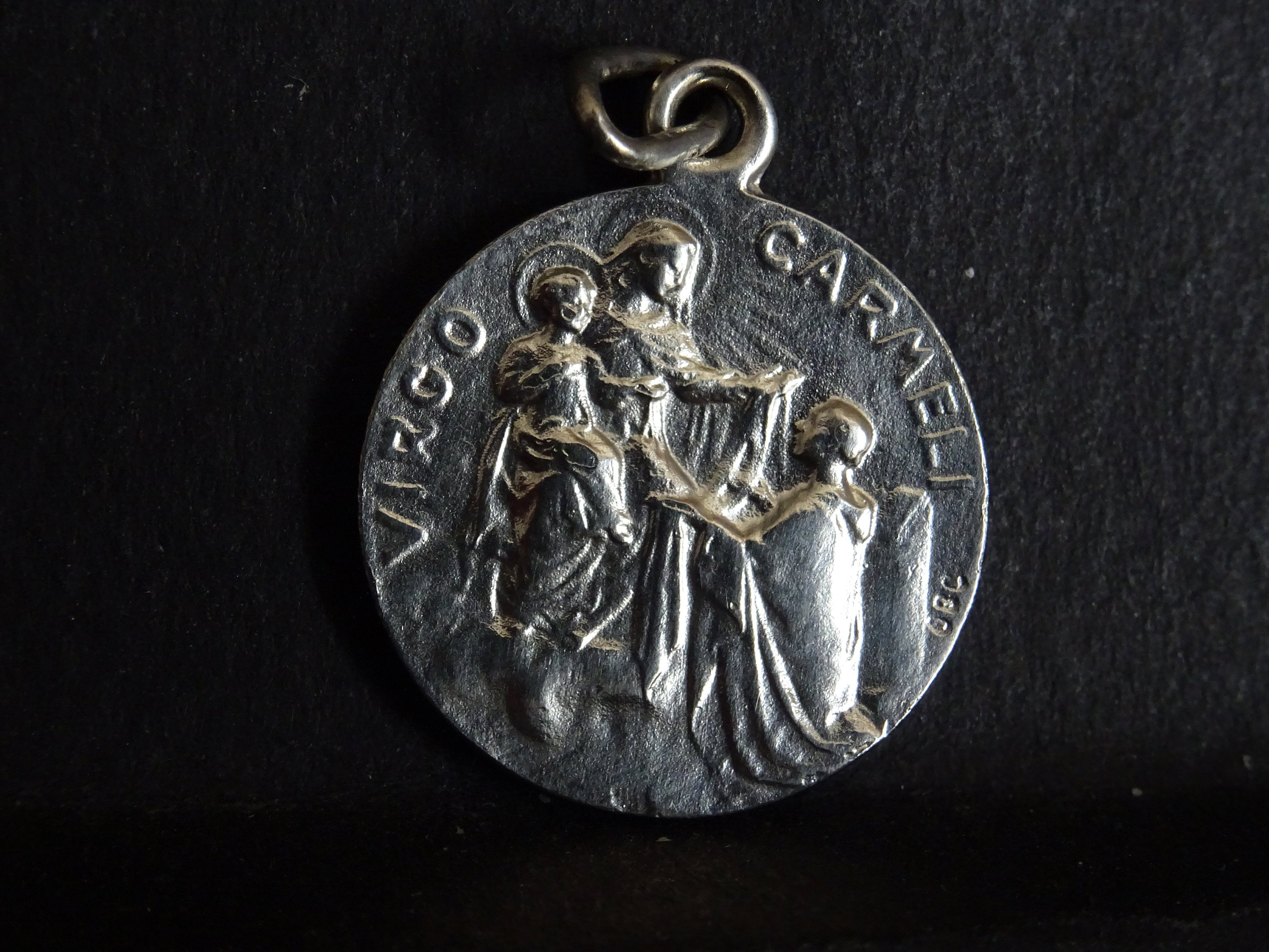 Notre-Dame Du Mont Carmel Patronne Des Enfants, Familles, Signé Obc Médaille Religieuse Vintage Pend