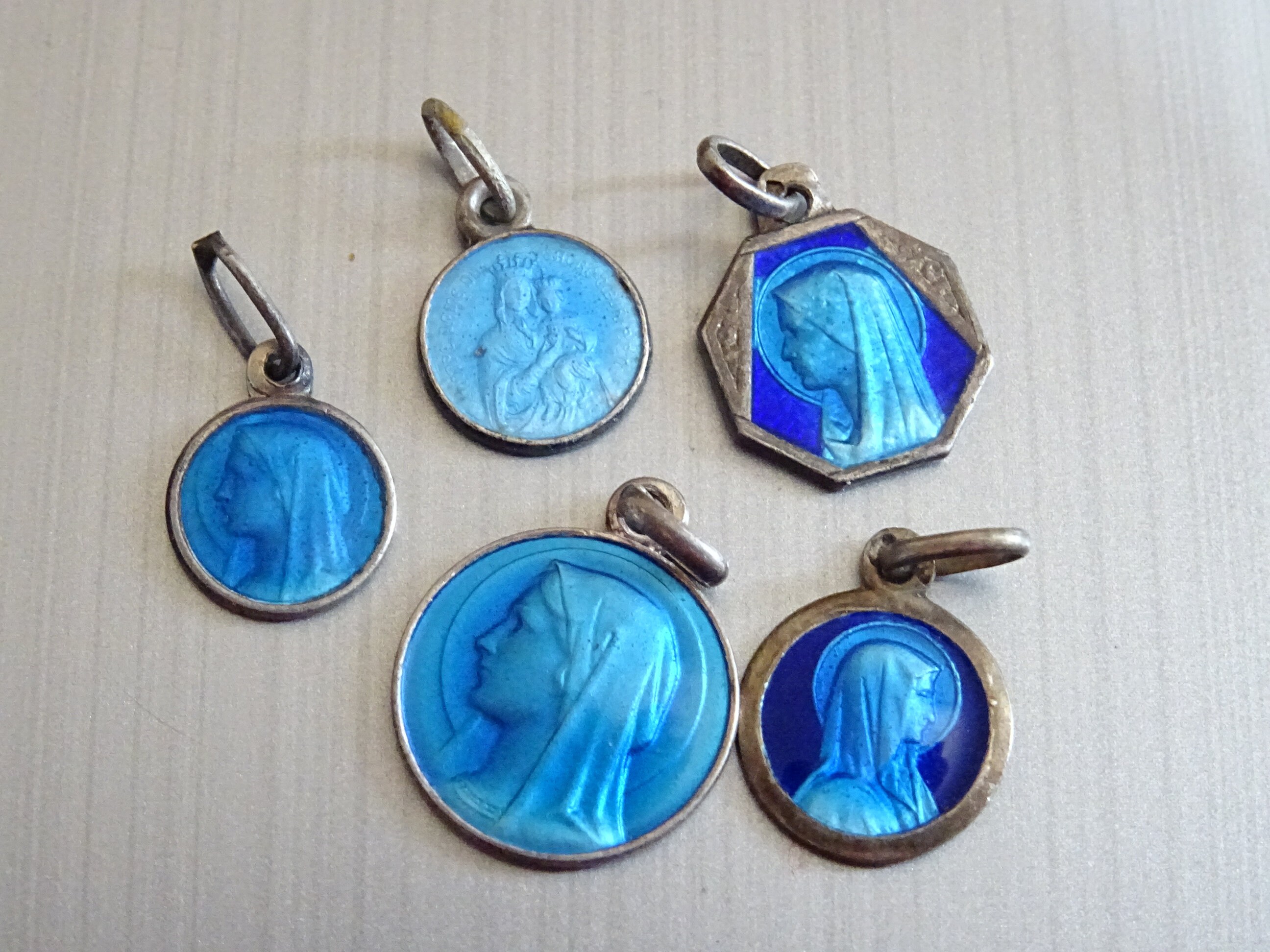 Lot 5 Vierge Marie. Notre-Dame, Vintage Tiny. Émail Saint Charme Médaille Pendentif Médaillon Médail