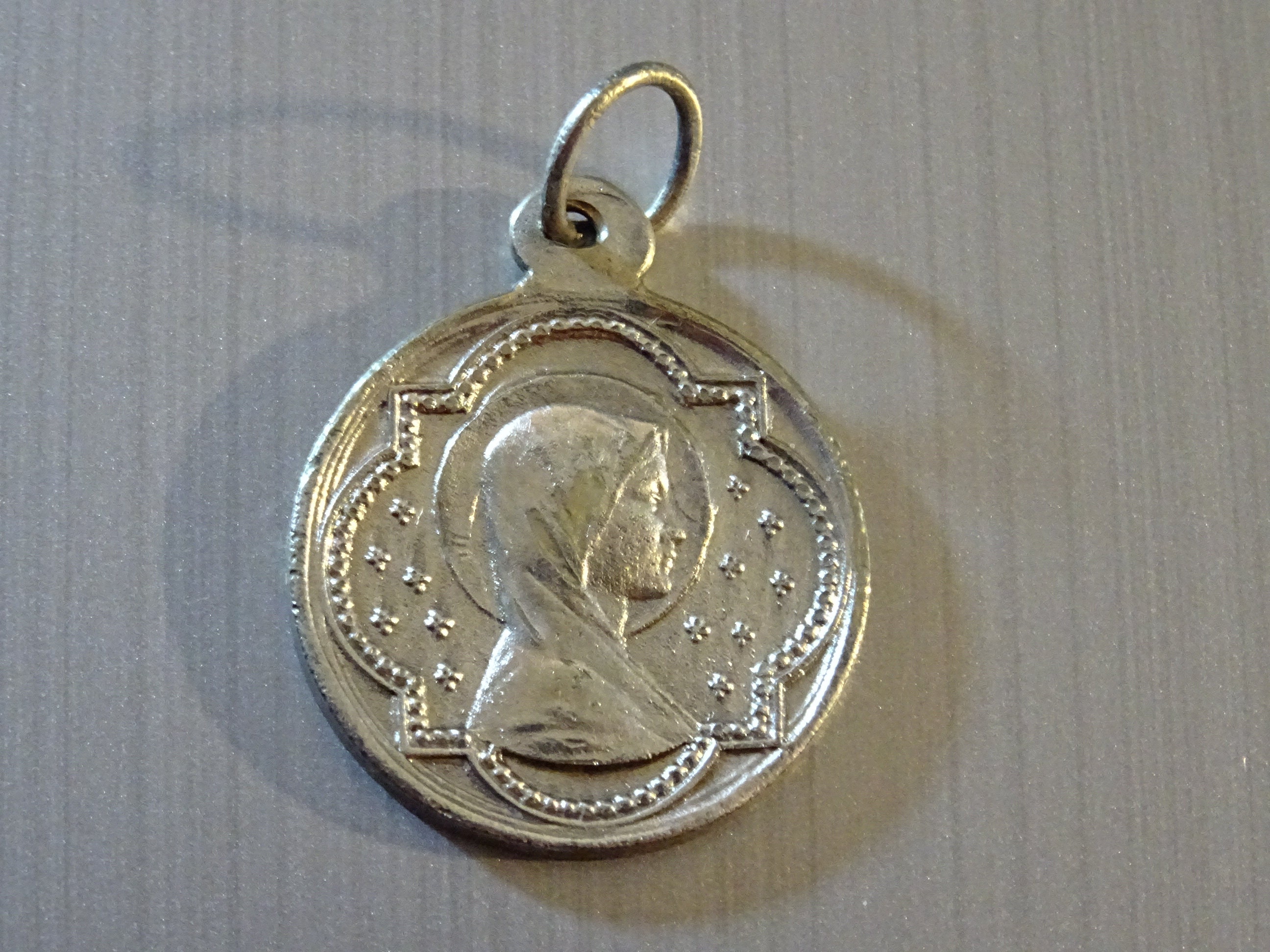 Notre-Dame de Milin. Près La Route Saint-Jacques-De-Compostelle. Médaille Vintage Pendente Holy Char