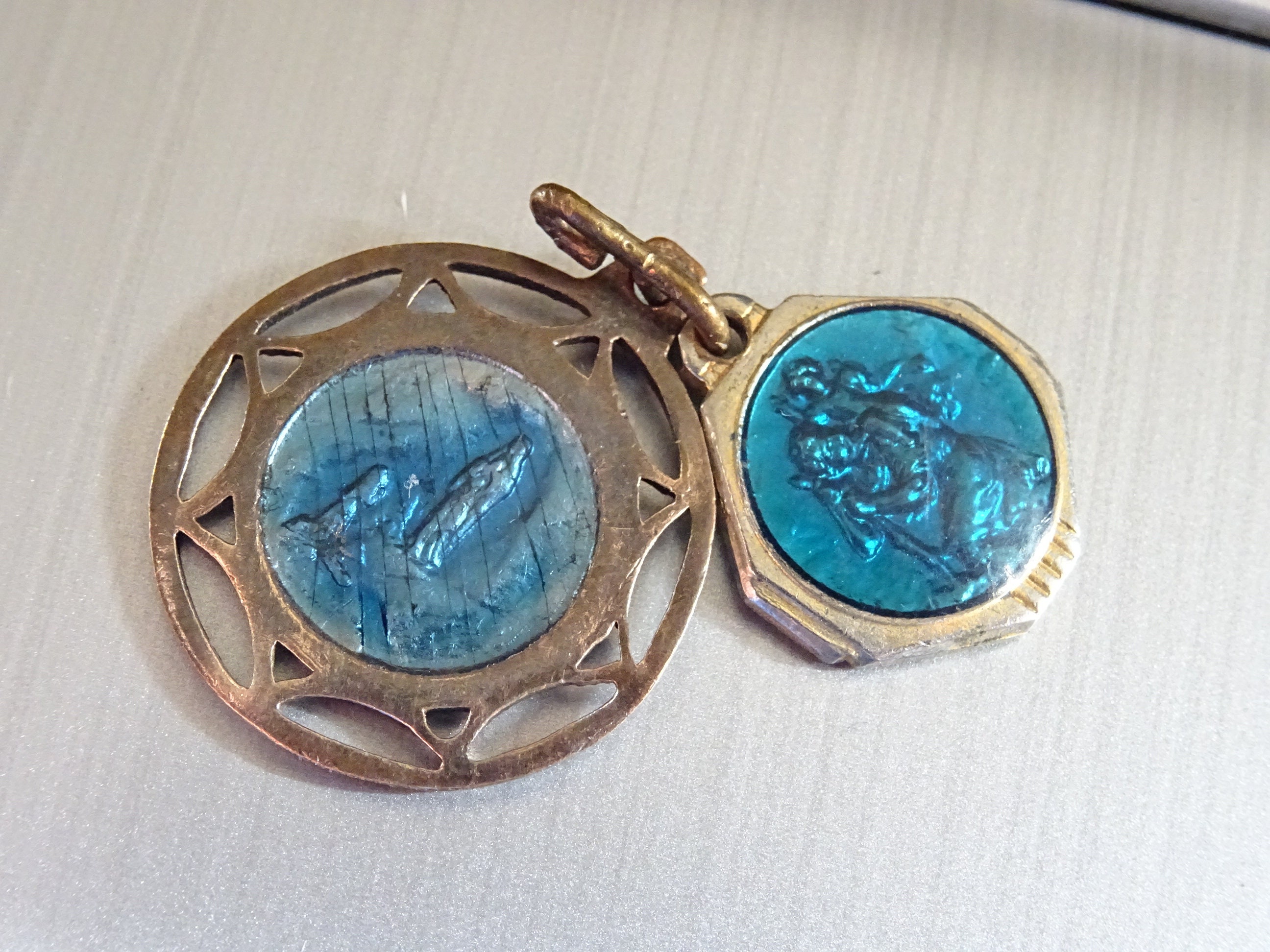 Lot 2. St, Christopher Car et Virgin Mary Laced Surround. Émail Bleu Médaillon Pendentif Saint Charm