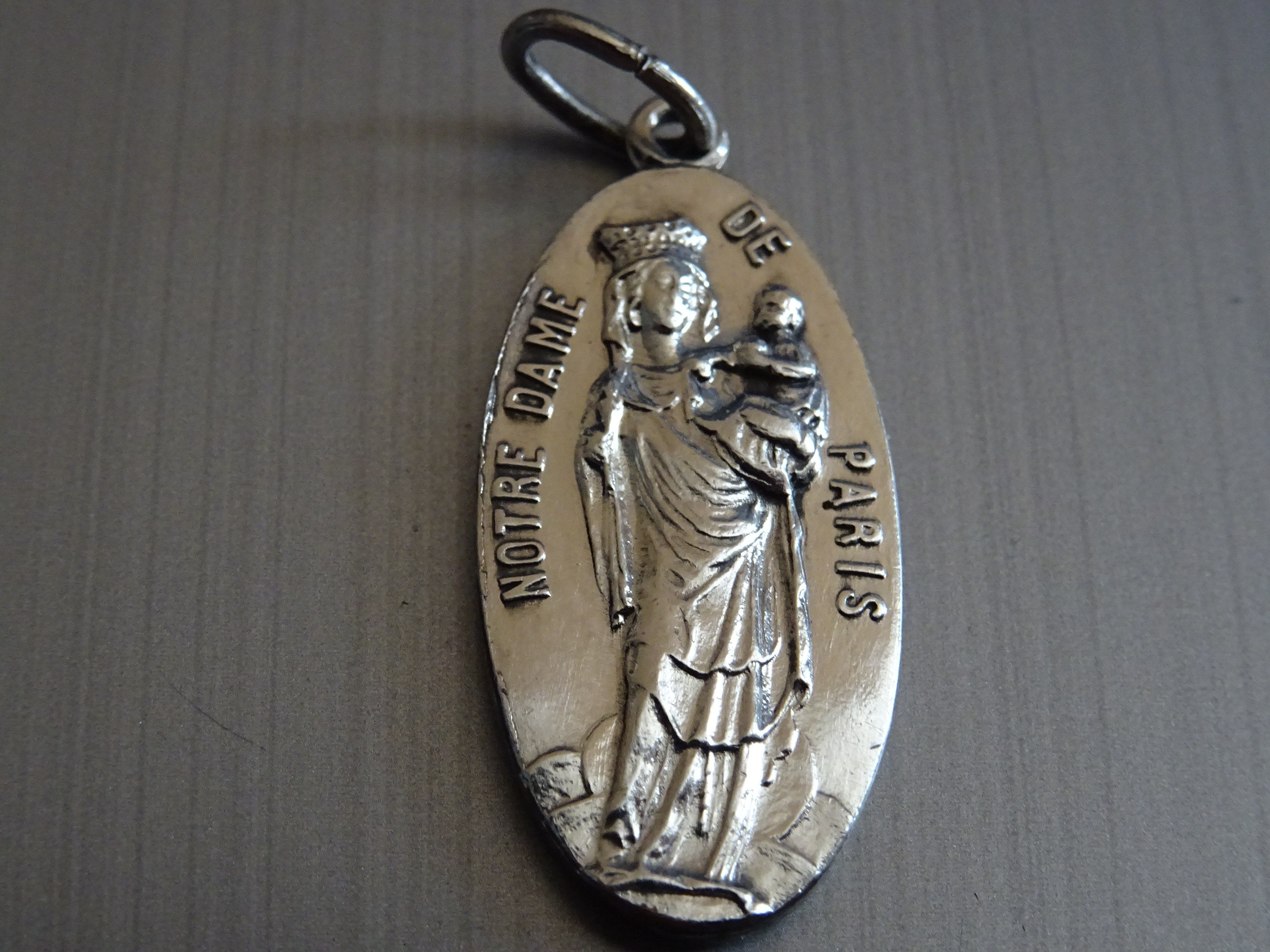 Notre-Dame de Paris. Pendentif Catholique Antique Médaillon Saint Charme B 128