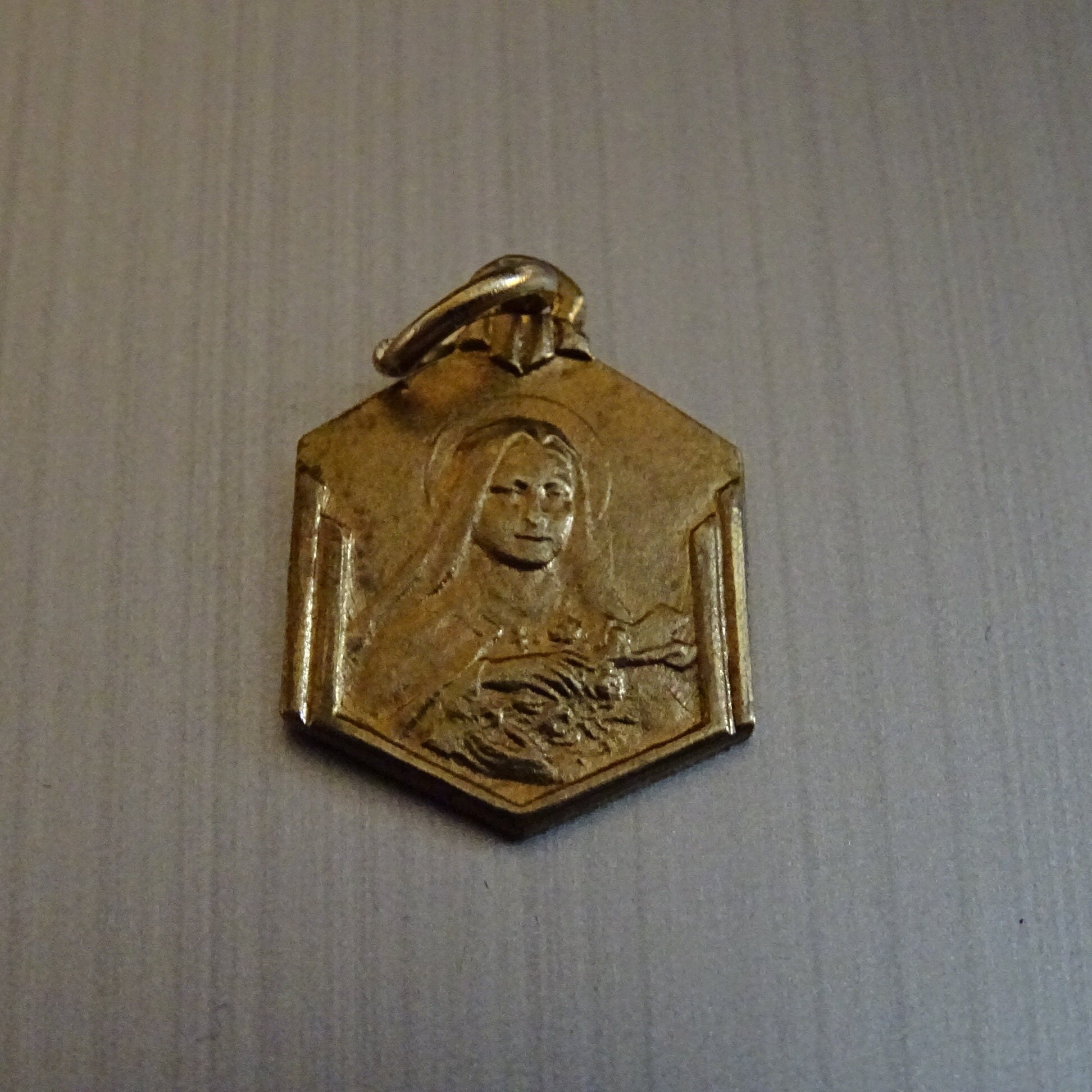 Sainte Thér Thérène Des Roses Qui Pleuvent. Médaille Sainte Du Ton d'or. Saint Charme Pendentif Méda