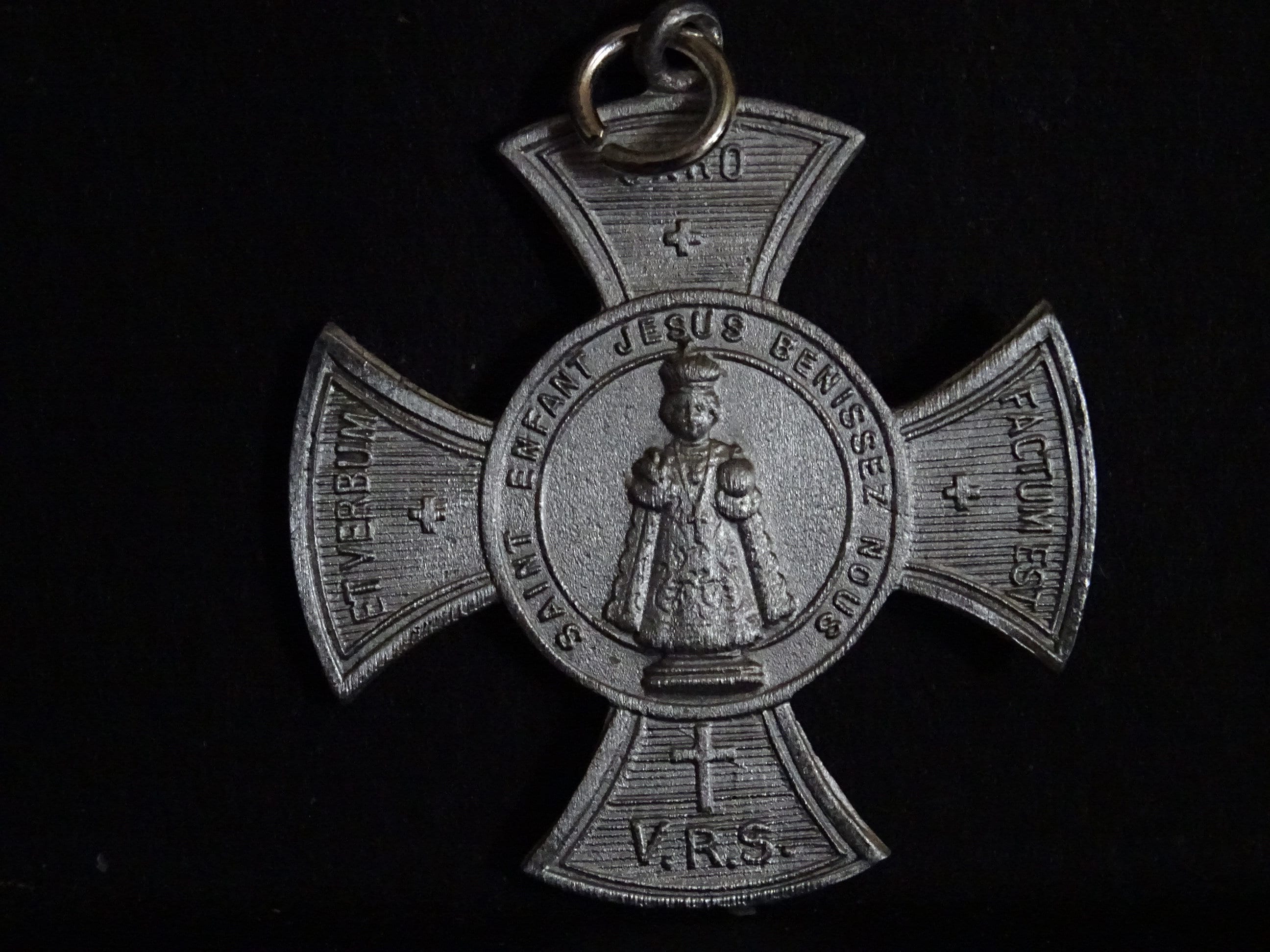 Croix Saint Enfant Jésus Médaille Religieuse Antique Catholique Pendentif Médaillon Aluminium P 398